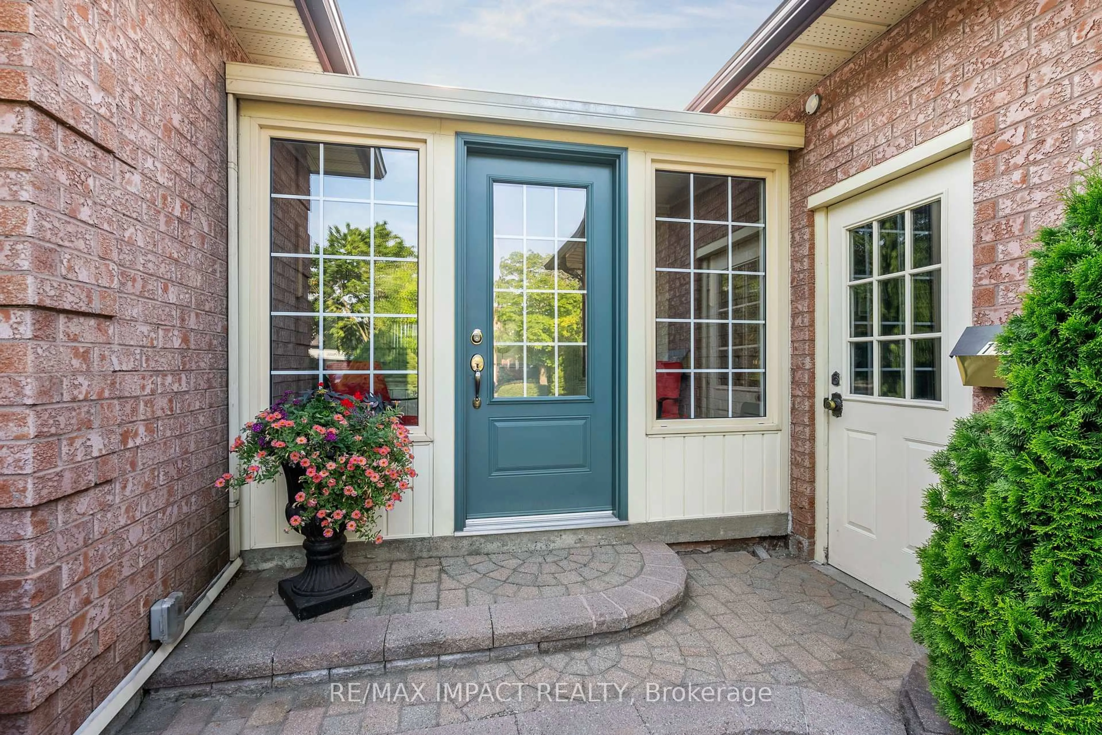 Indoor entryway for 145 HIALEAH Cres, Whitby Ontario L1N 6V8