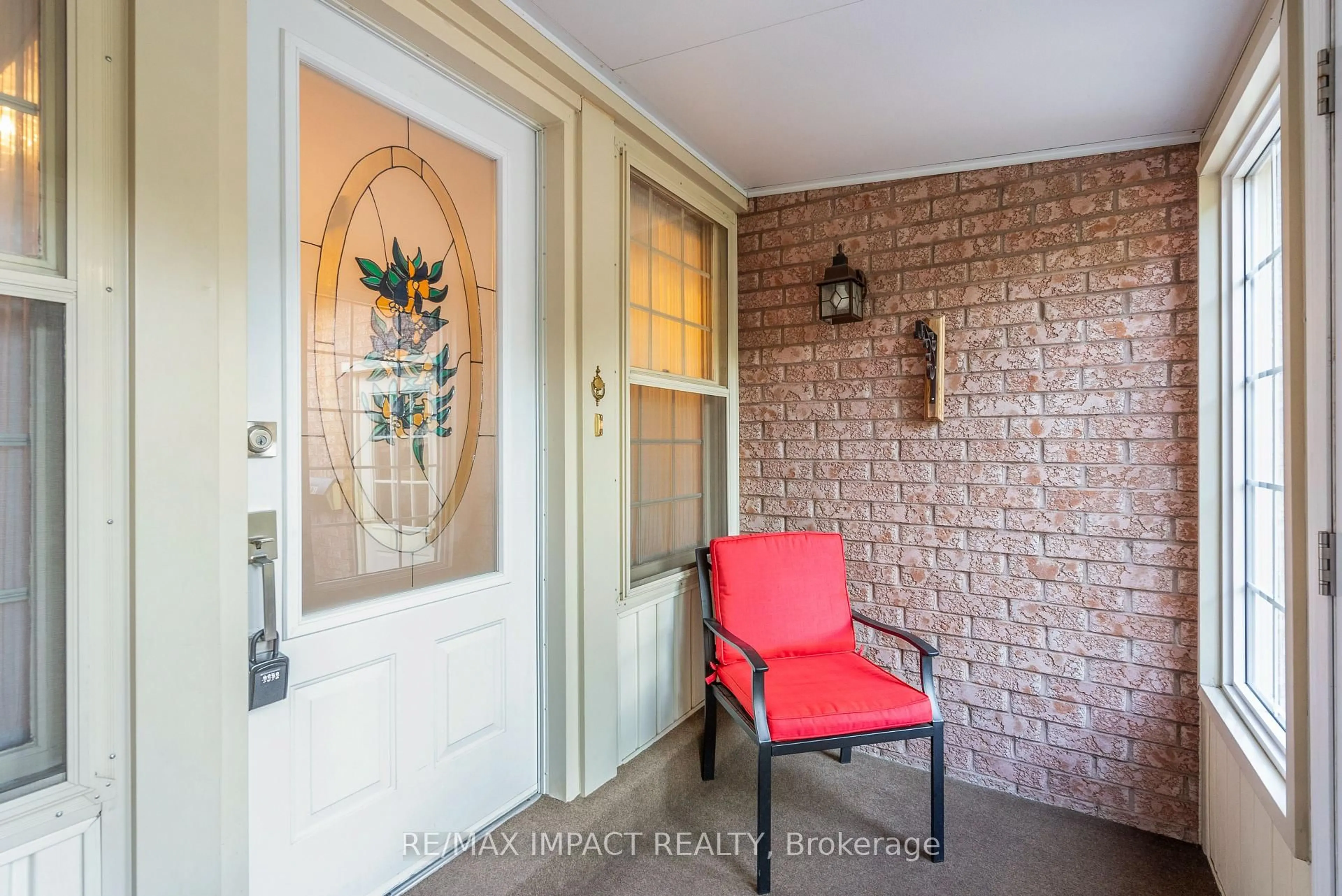 Indoor entryway for 145 HIALEAH Cres, Whitby Ontario L1N 6V8