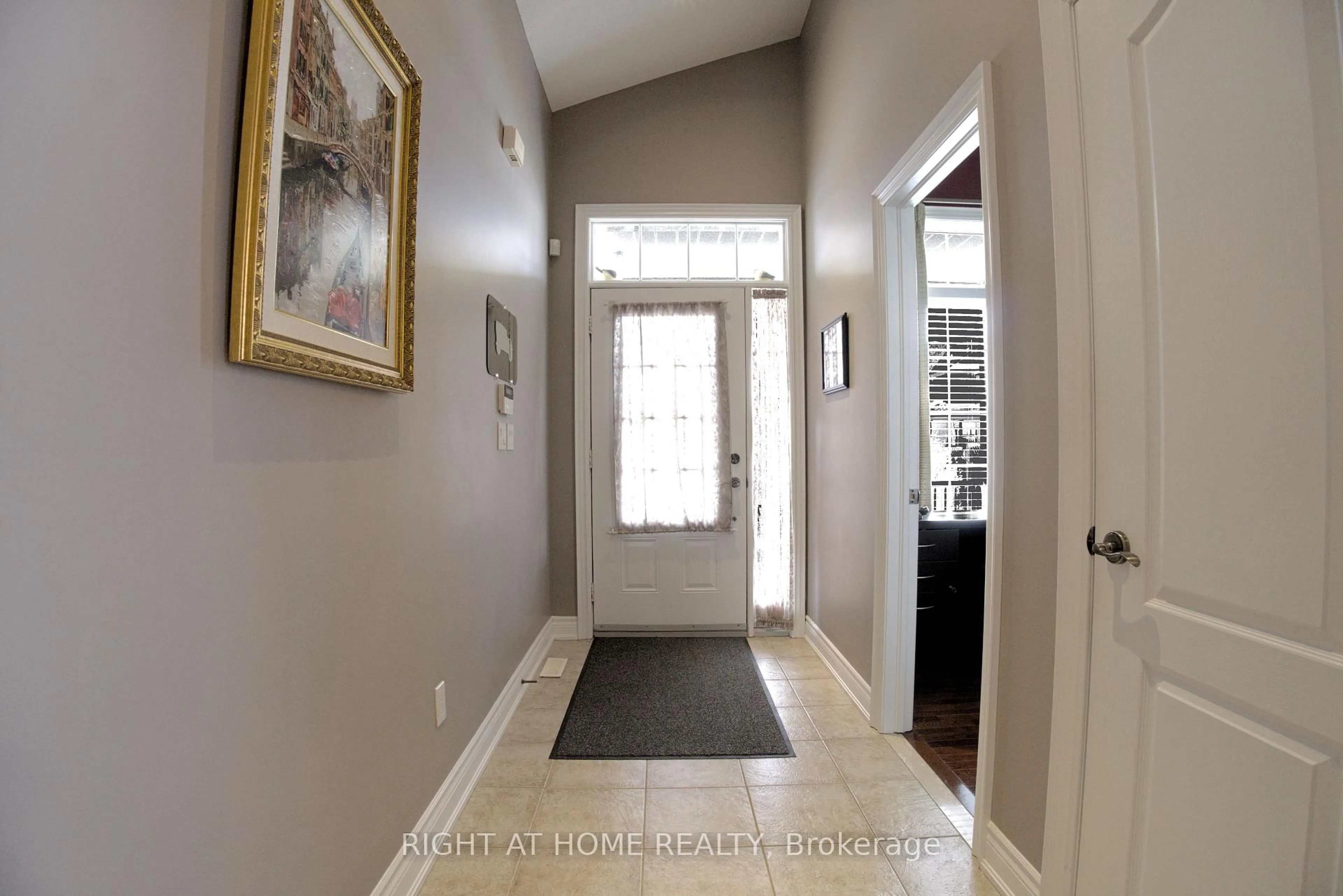 Indoor entryway for 1045 Coyston Crt, Oshawa Ontario L1K 3C4