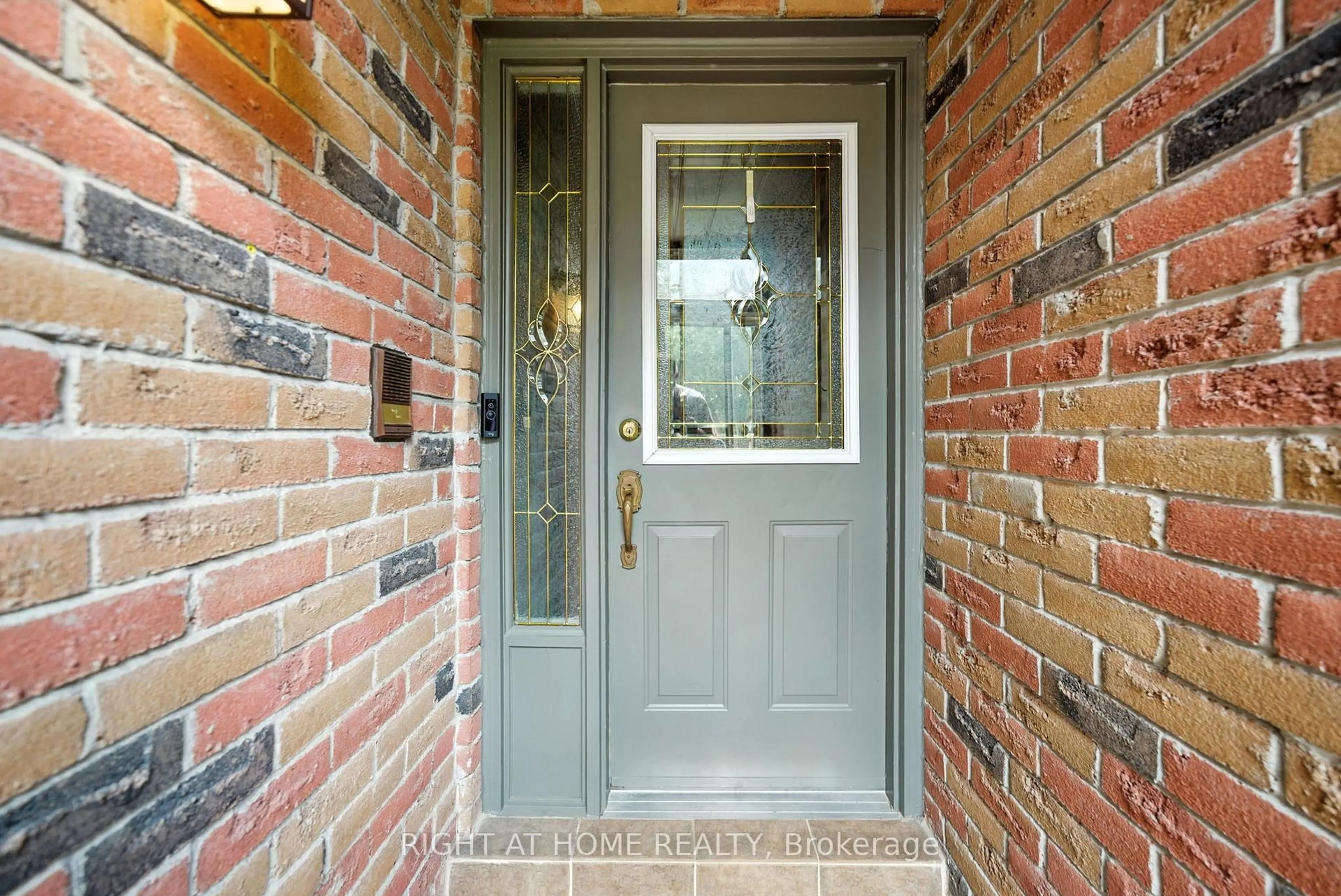 Indoor entryway for 32 Horseshoe Dr, Whitby Ontario L1N 8E9