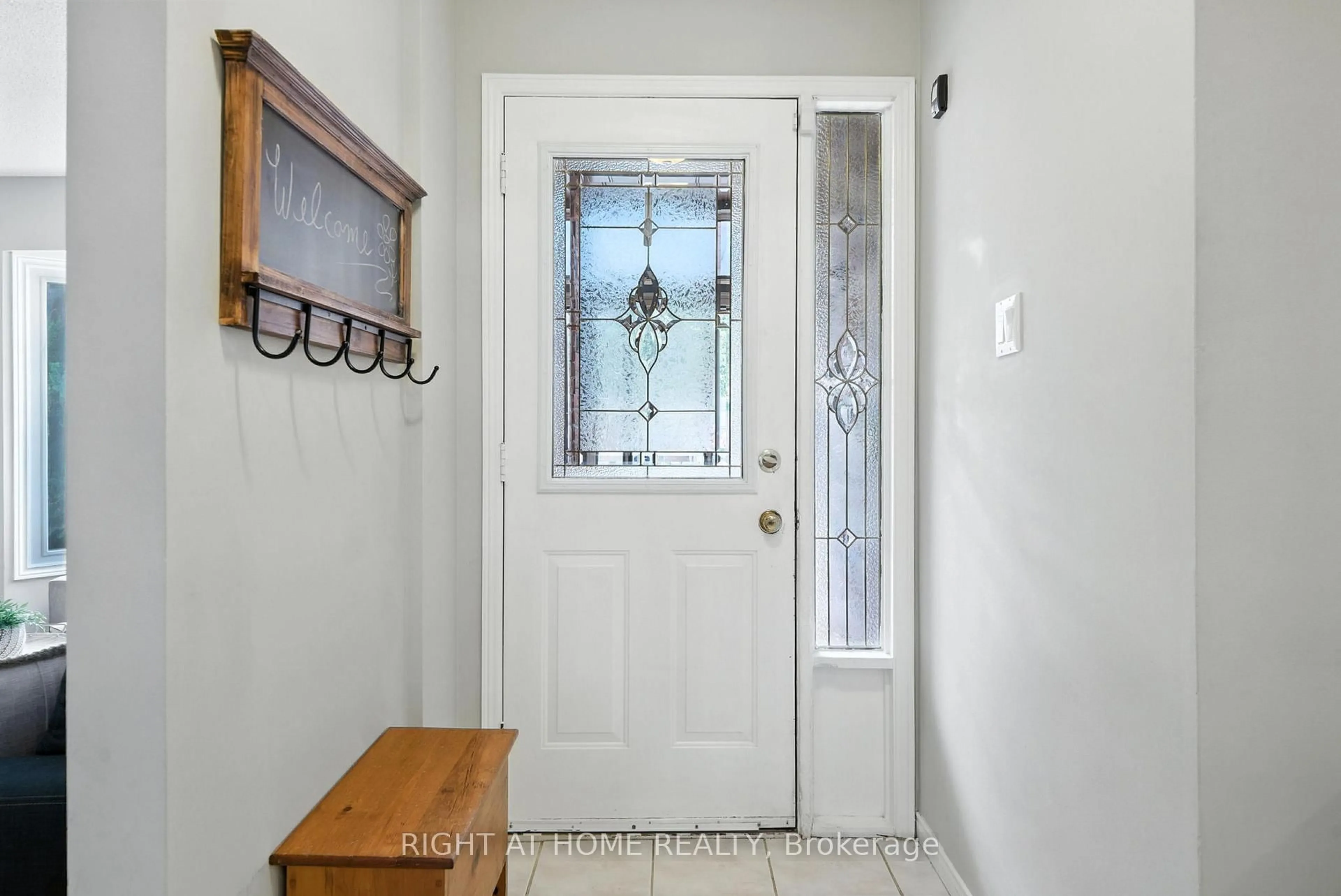 Indoor entryway for 32 Horseshoe Dr, Whitby Ontario L1N 8E9