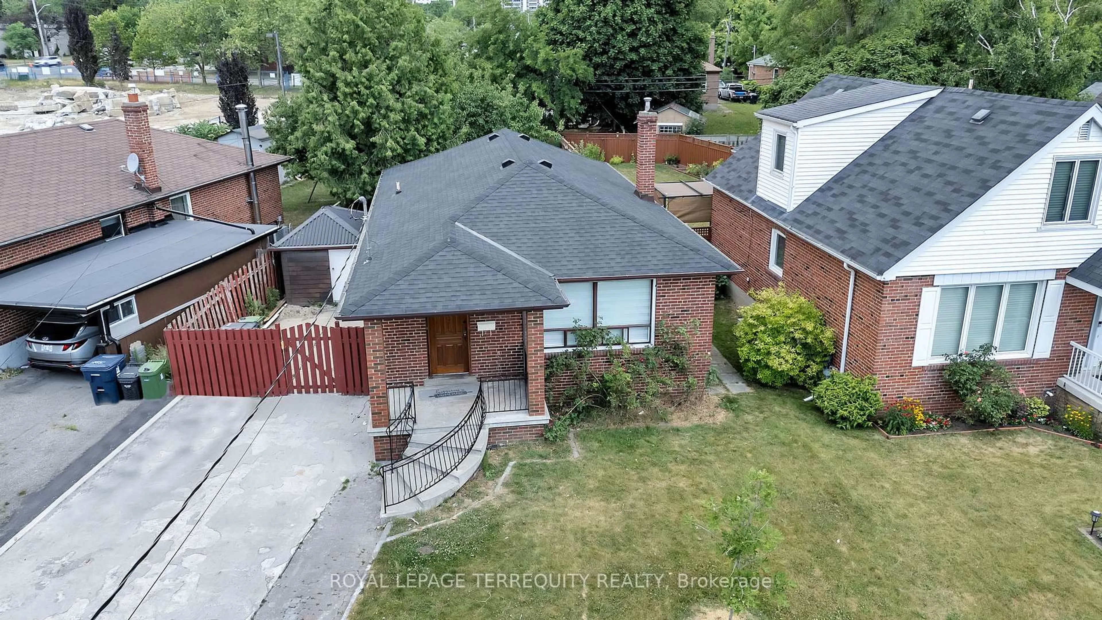 A pic from outside/outdoor area/front of a property/back of a property/a pic from drone, street for 12 Lynvalley Cres, Toronto Ontario M1R 2V3