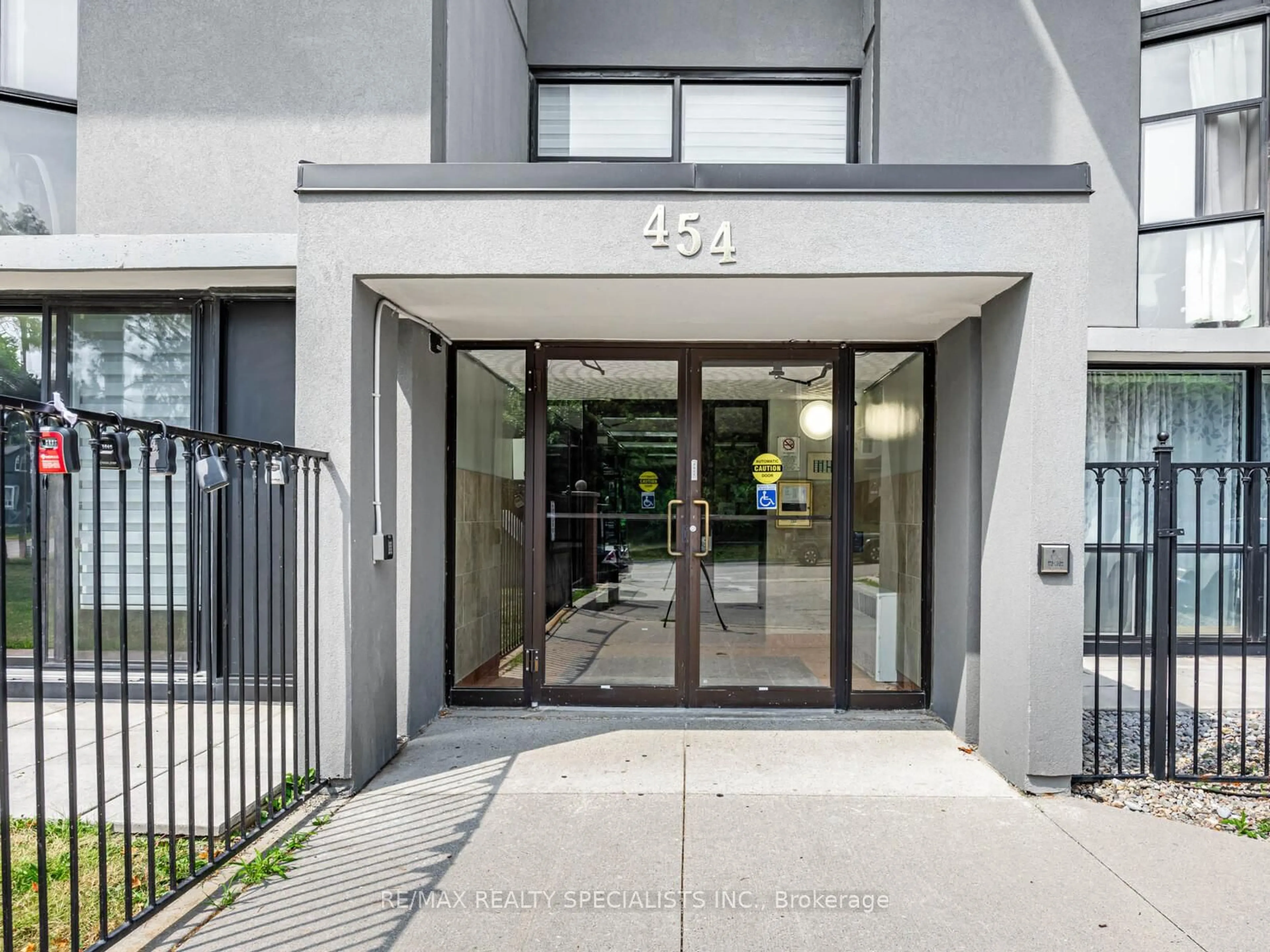 Indoor foyer for 454 Centre St #108, Oshawa Ontario L1H 4C2