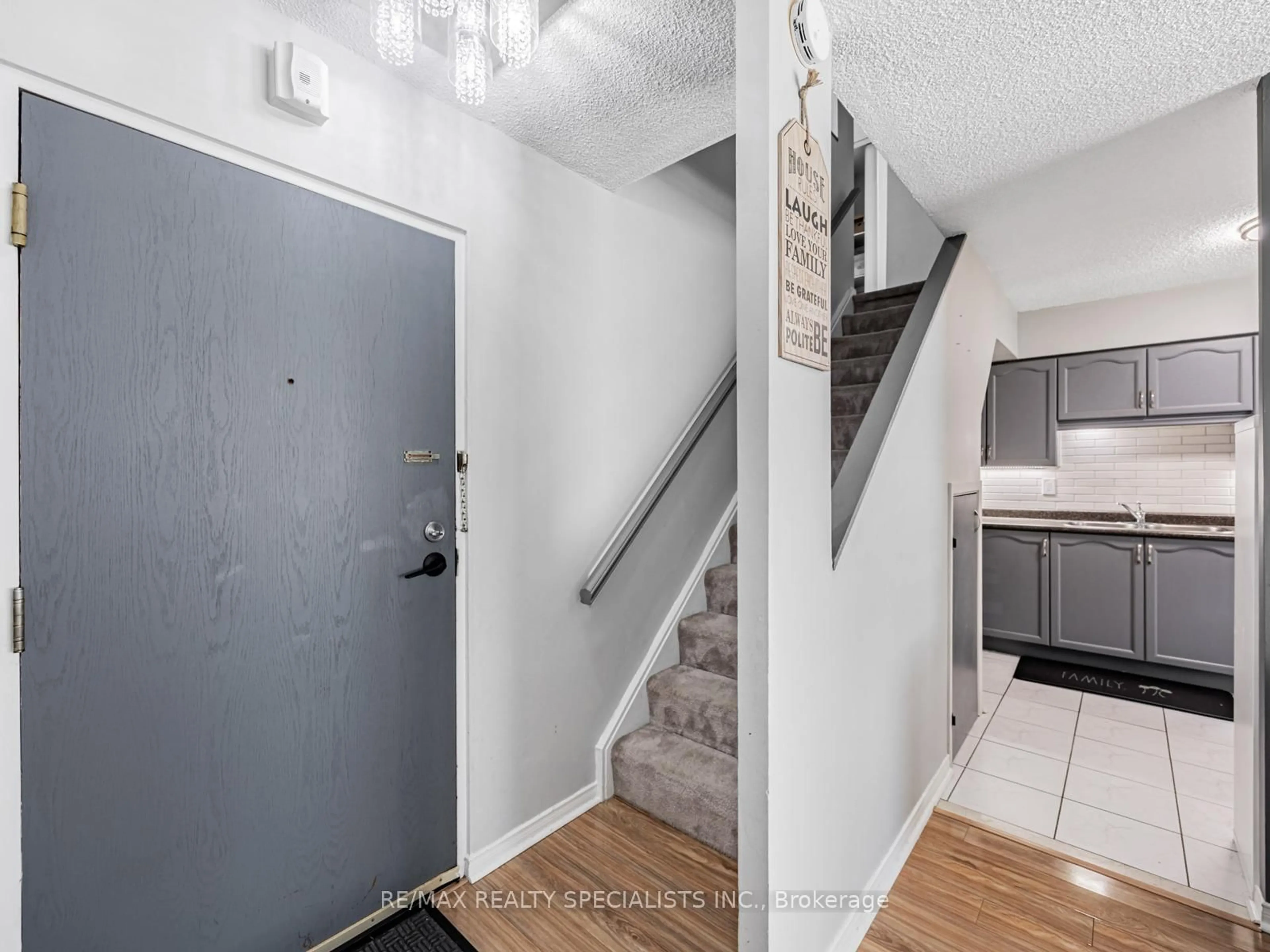 Indoor entryway for 454 Centre St #108, Oshawa Ontario L1H 4C2
