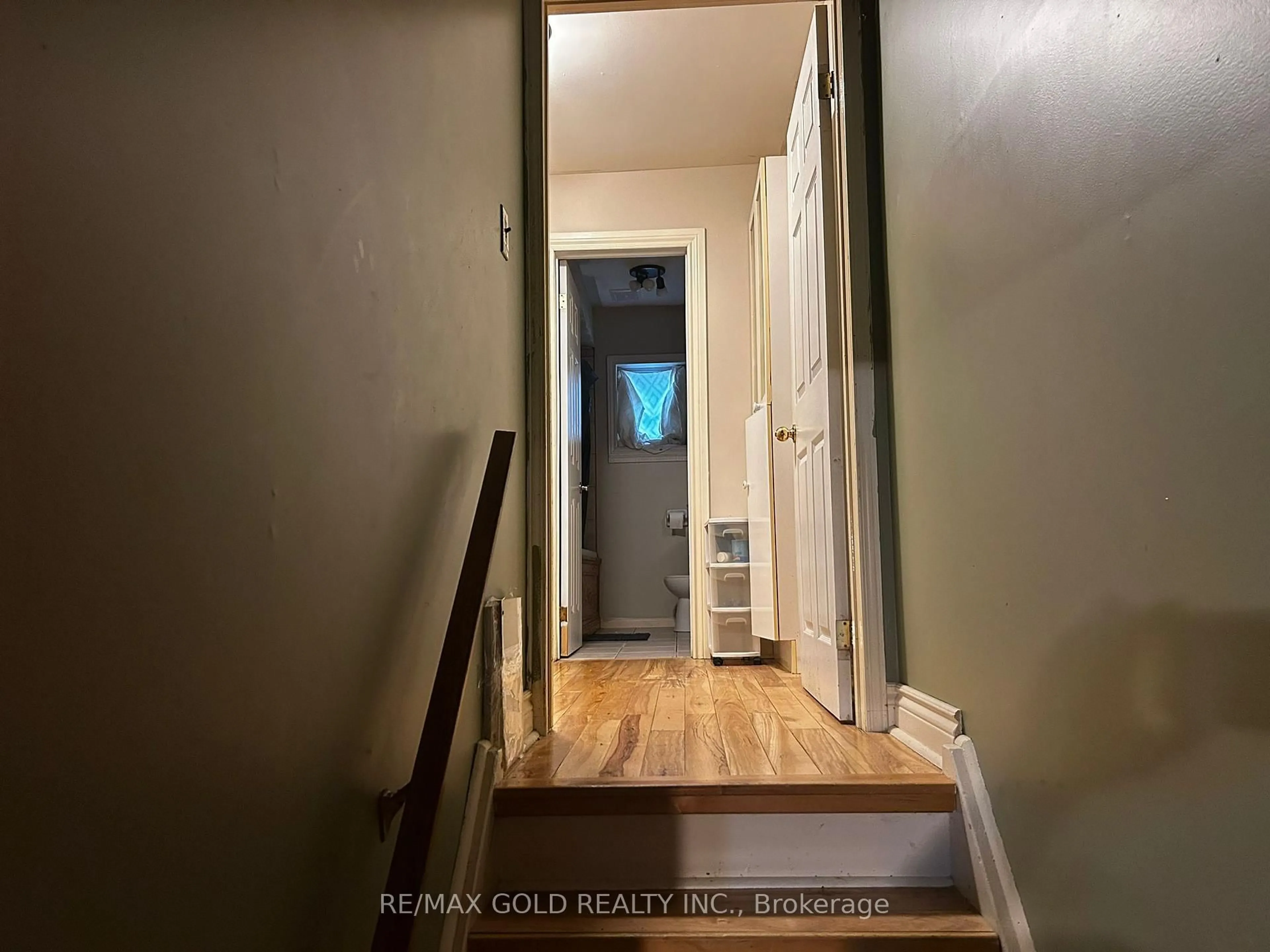 Indoor entryway for 109 Tecumseh Ave, Oshawa Ontario L1G 3N6