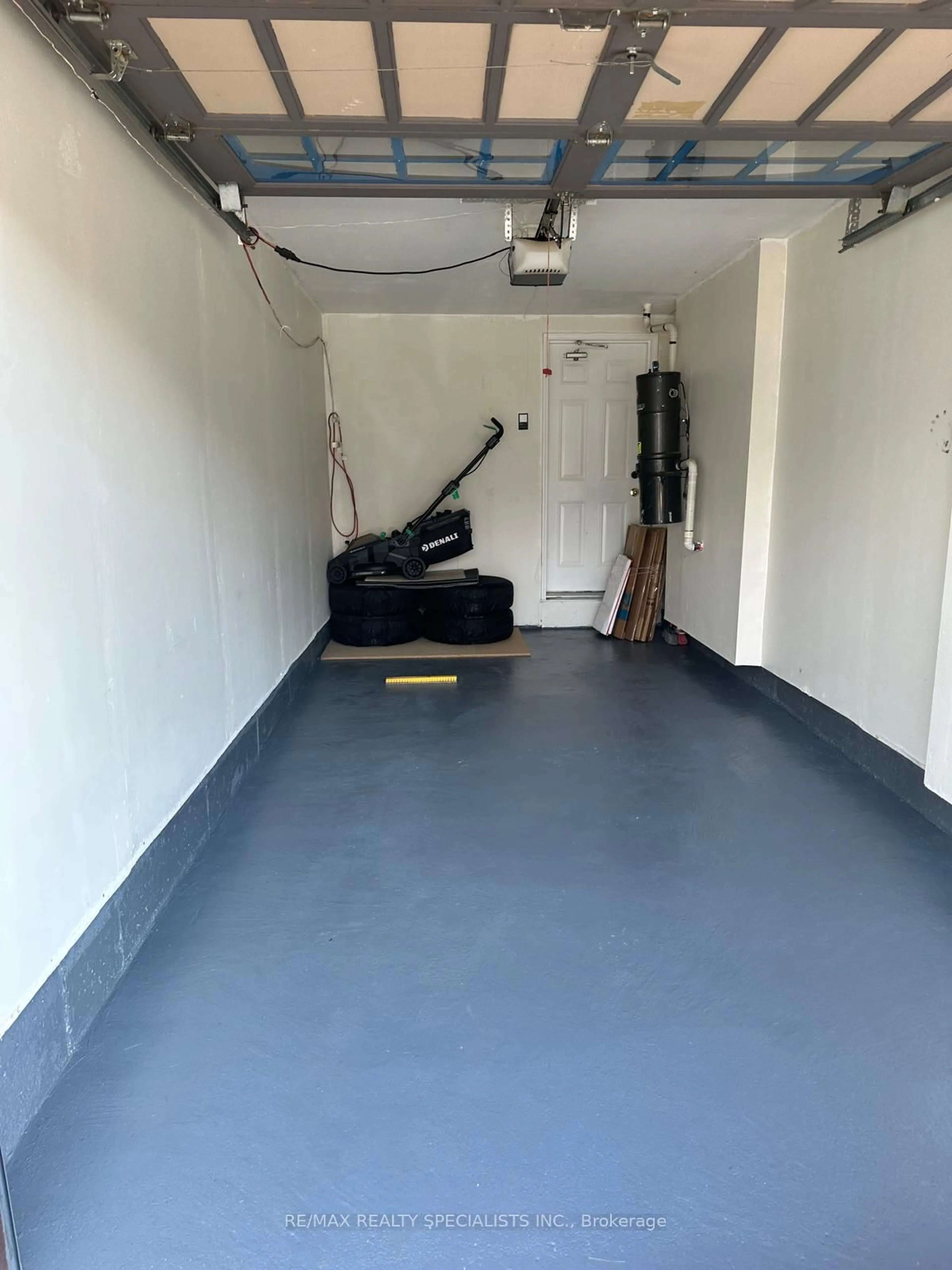 Indoor garage for 33 Donlevy Cres, Whitby Ontario L1R 0B9