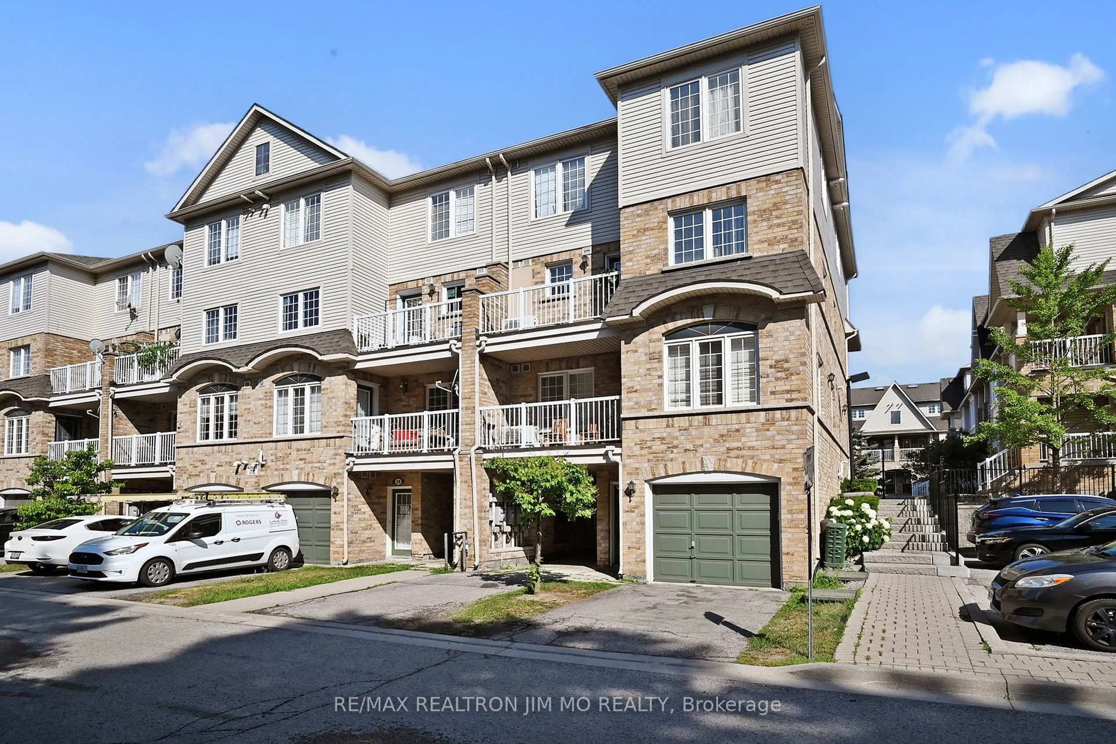 A pic from outside/outdoor area/front of a property/back of a property/a pic from drone, street for 42 Pinery Tr, Toronto Ontario M1B 6H9