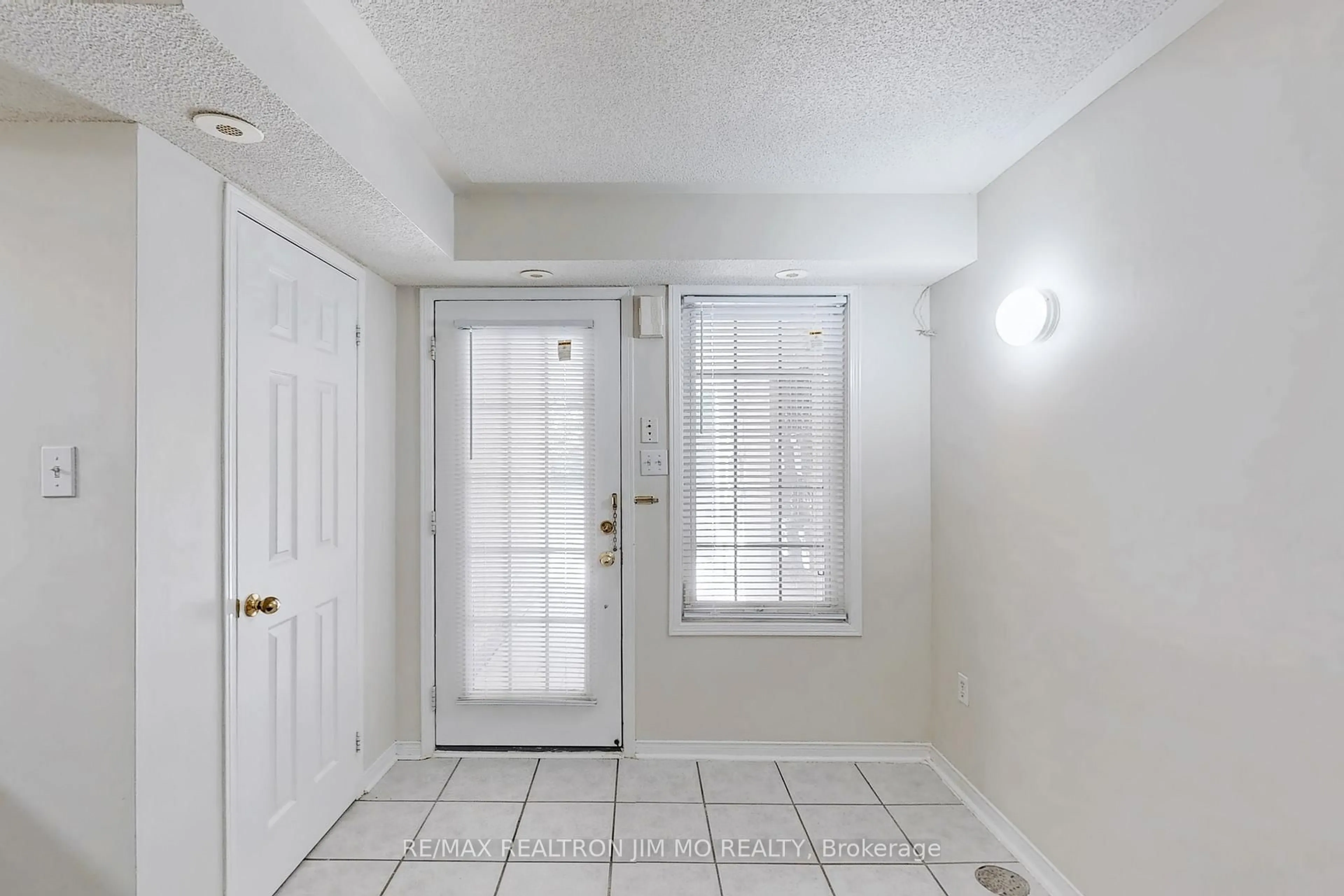 Indoor entryway for 42 Pinery Tr, Toronto Ontario M1B 6H9