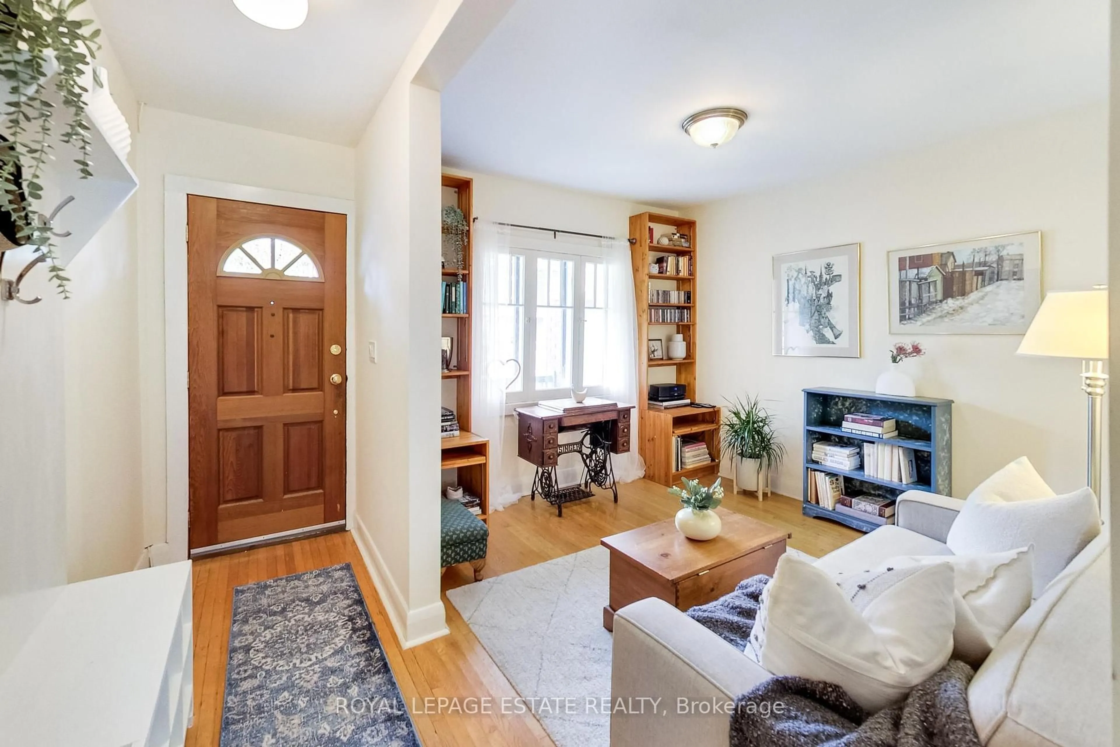 Indoor entryway for 127 King Edward Ave, Toronto Ontario M4C 5J7