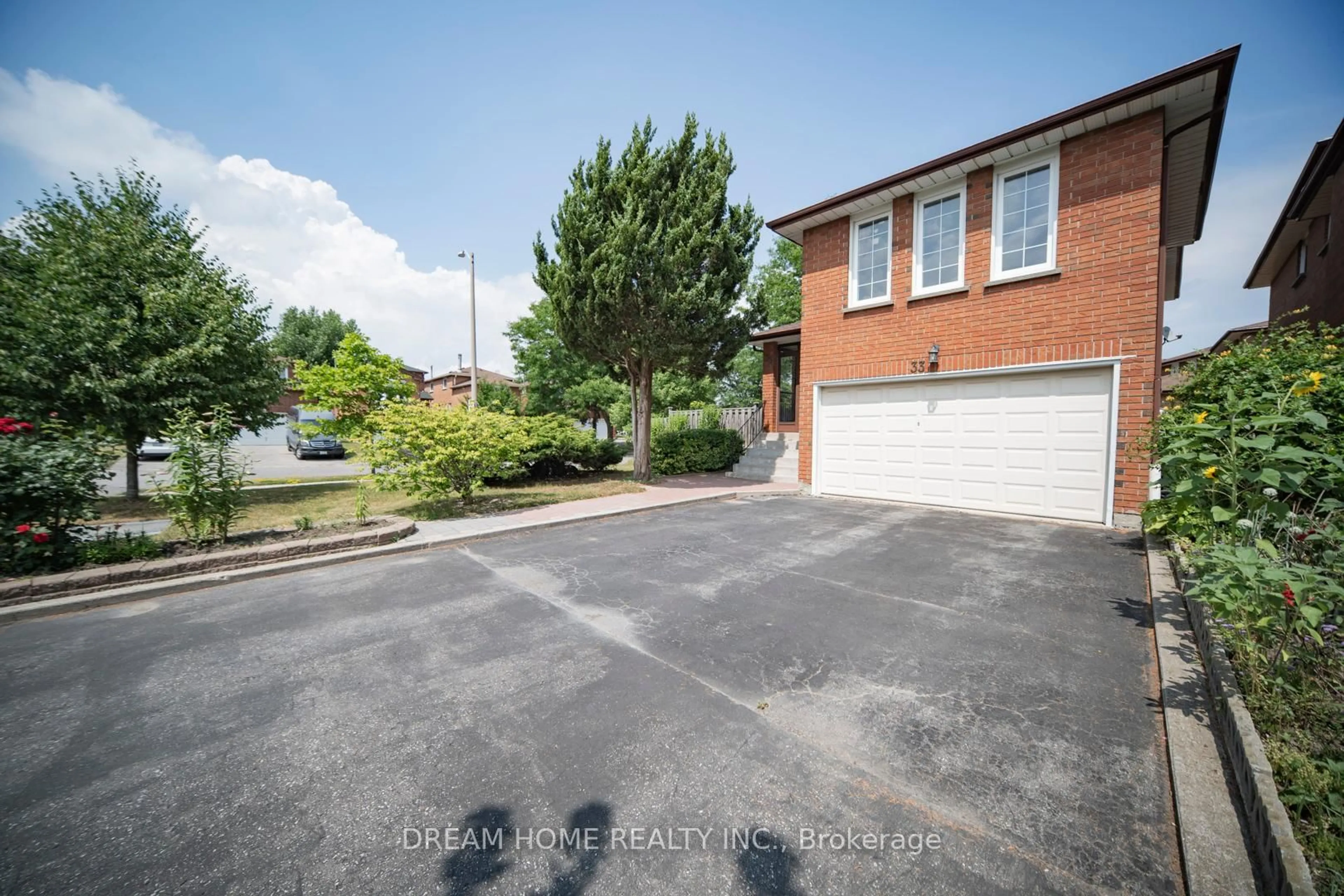 A pic from outside/outdoor area/front of a property/back of a property/a pic from drone, street for 33 Lansbury Dr, Toronto Ontario M1V 3J2