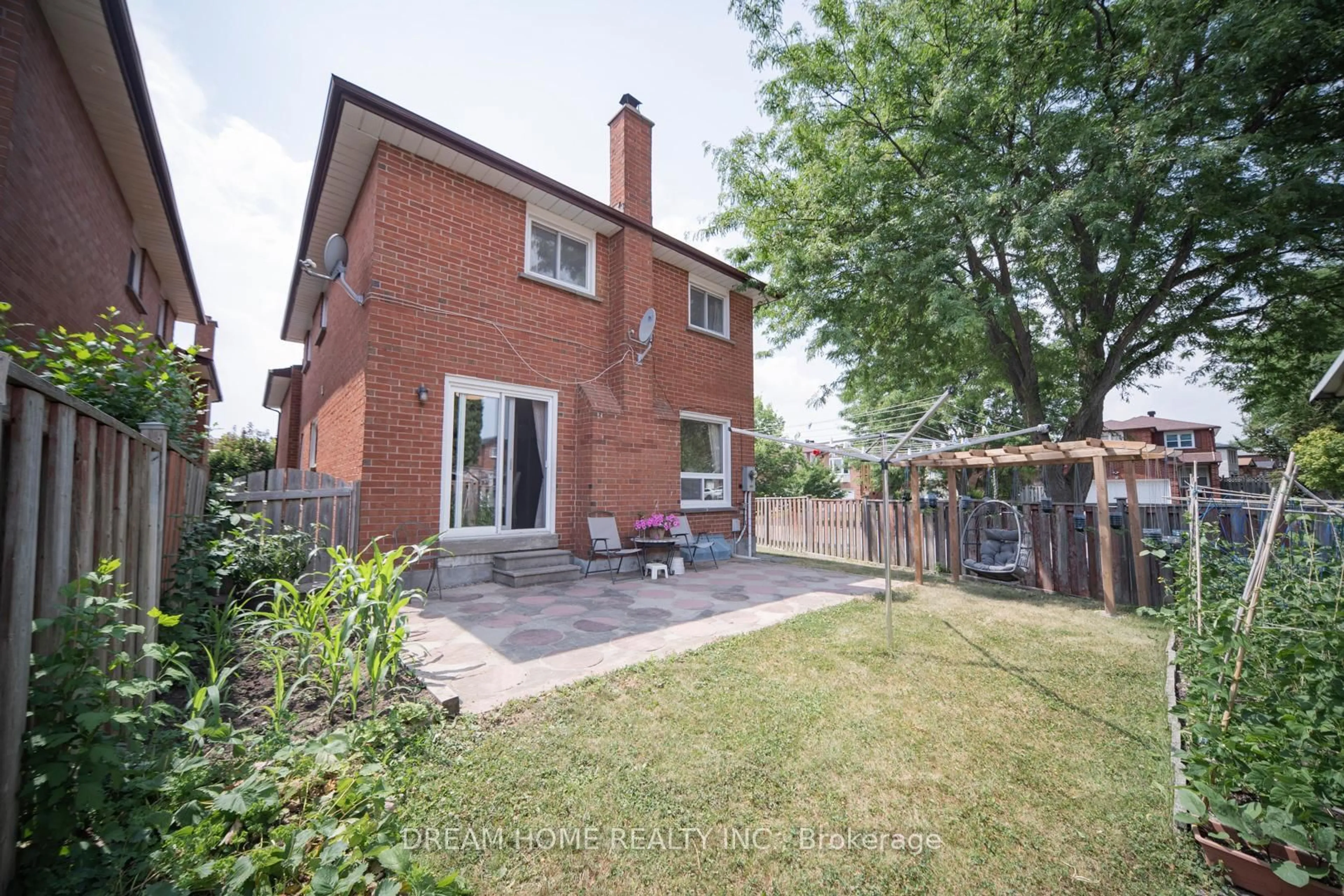 A pic from outside/outdoor area/front of a property/back of a property/a pic from drone, street for 33 Lansbury Dr, Toronto Ontario M1V 3J2