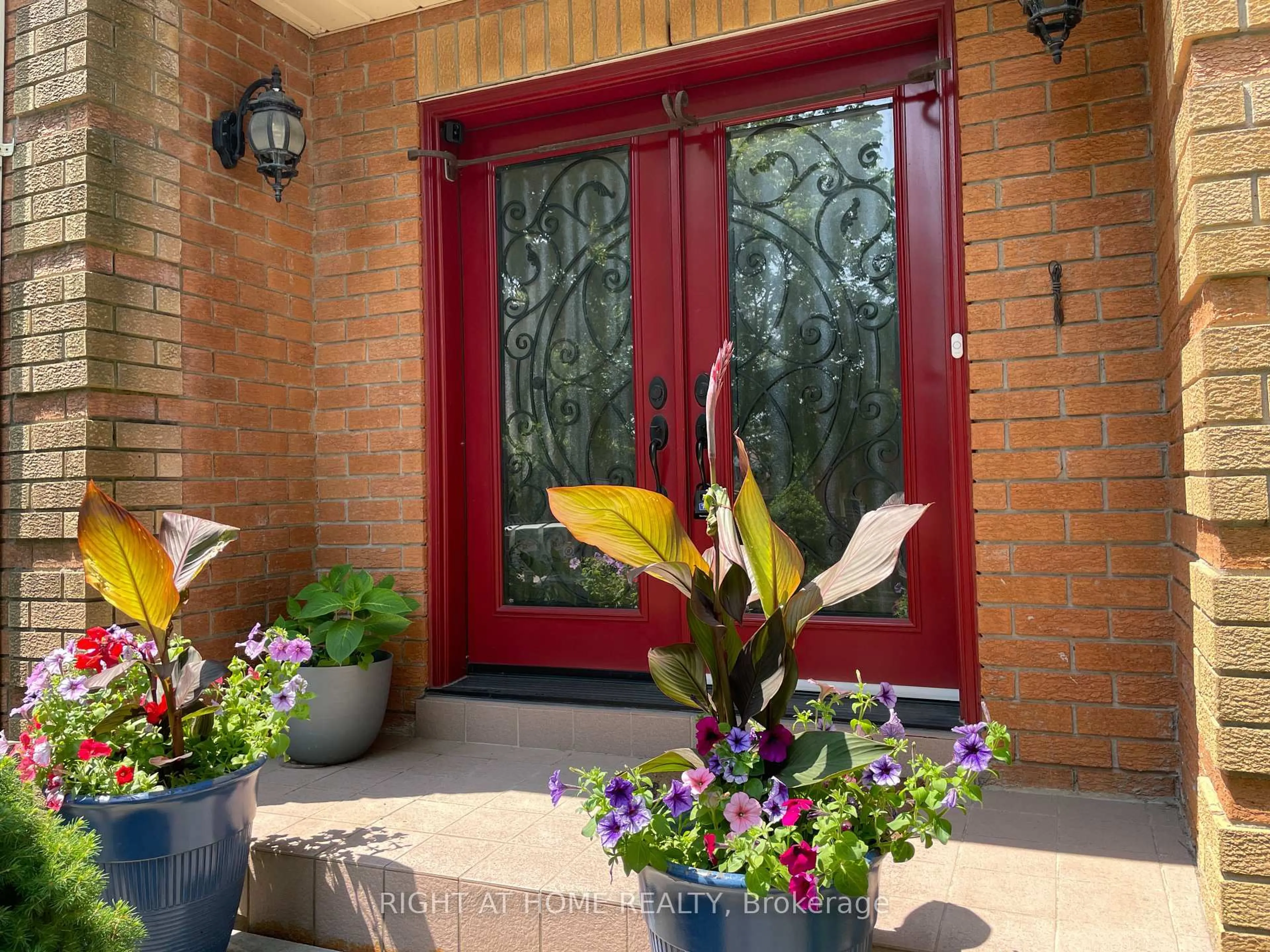 Indoor entryway for 1689 Major Oaks Rd, Pickering Ontario L1X 1X1