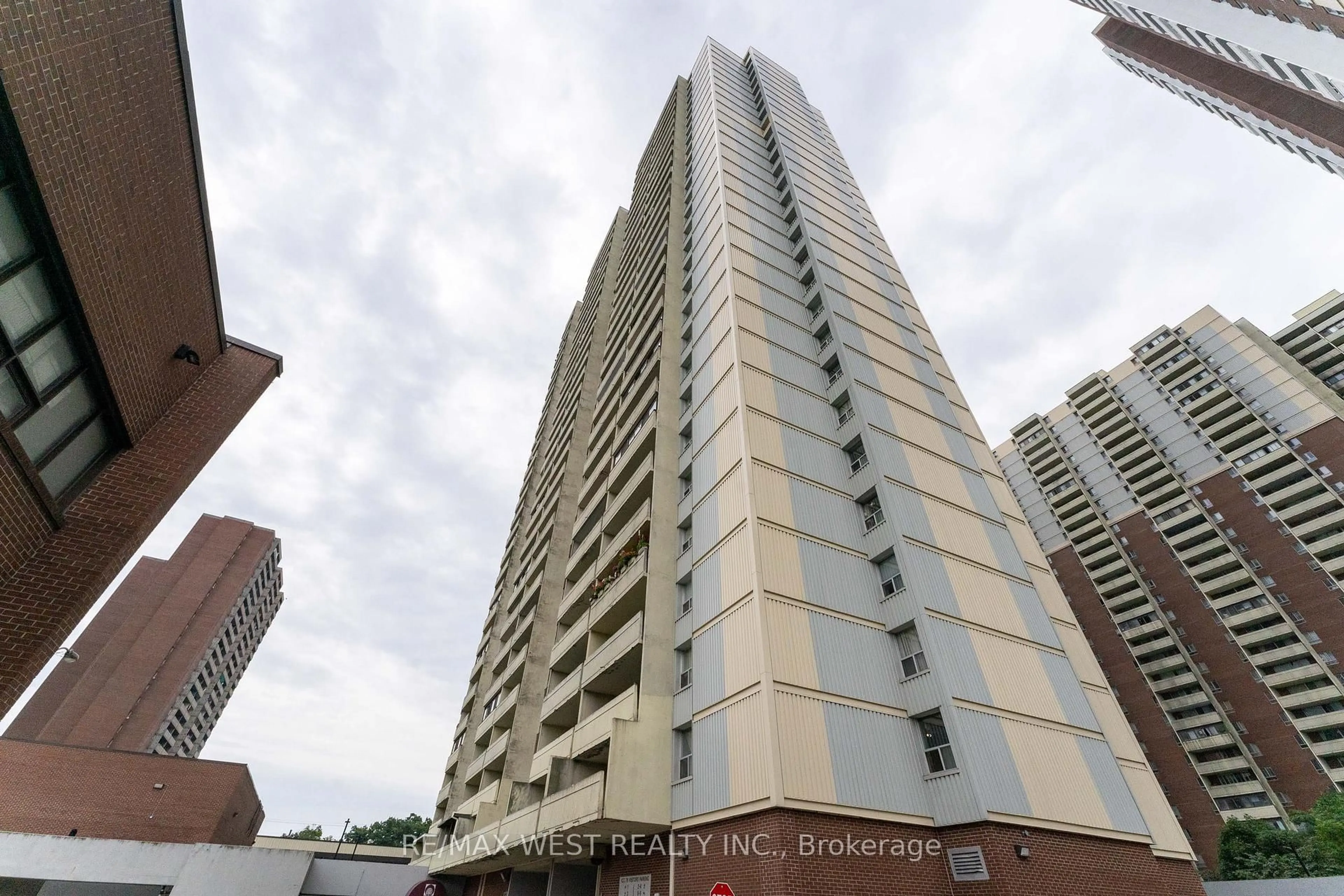 Unknown for 5 Massey Sq #PH5, Toronto Ontario M4C 5L6