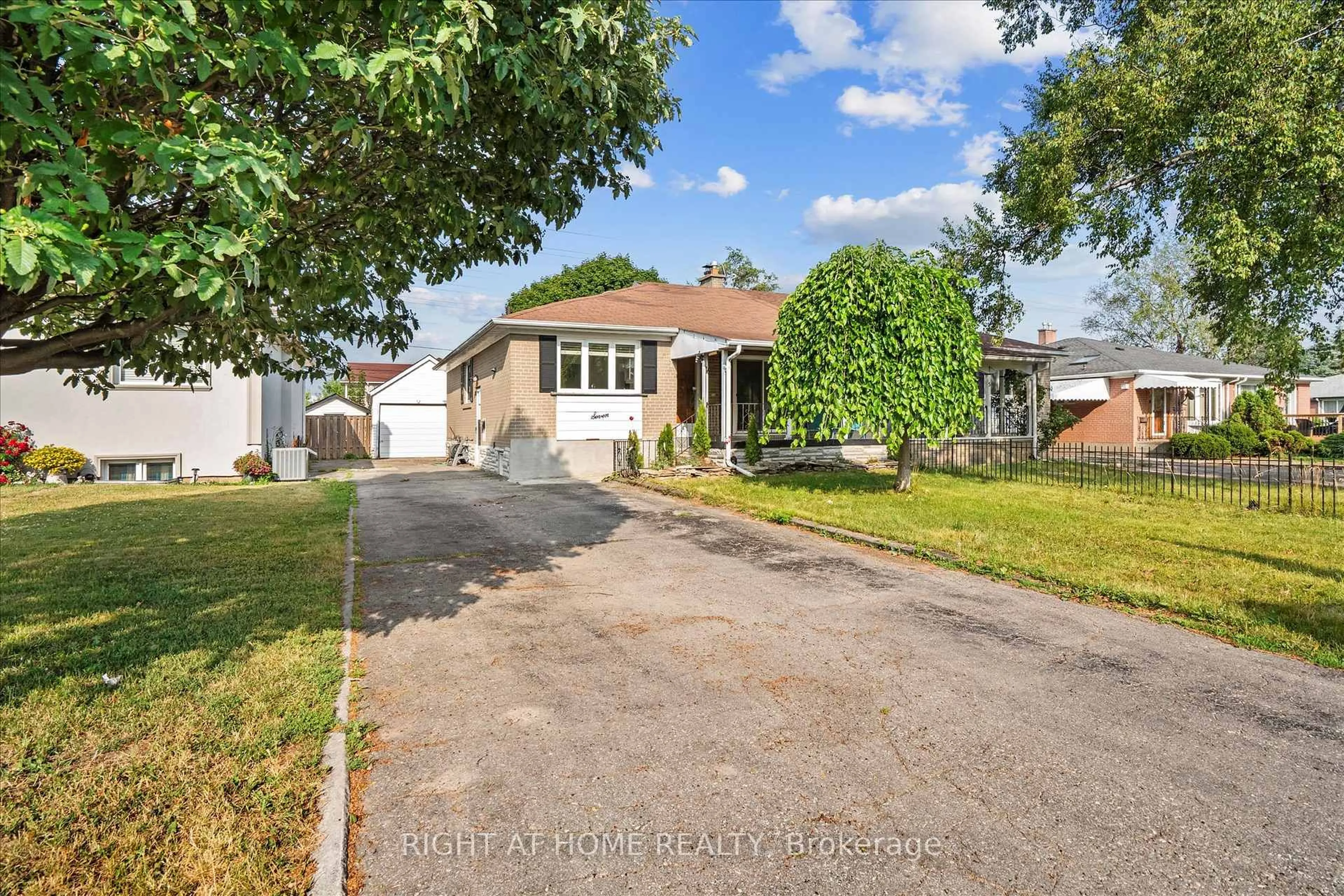 A pic from outside/outdoor area/front of a property/back of a property/a pic from drone, street for 7 Tulloch Dr, Ajax Ontario L1S 2S3