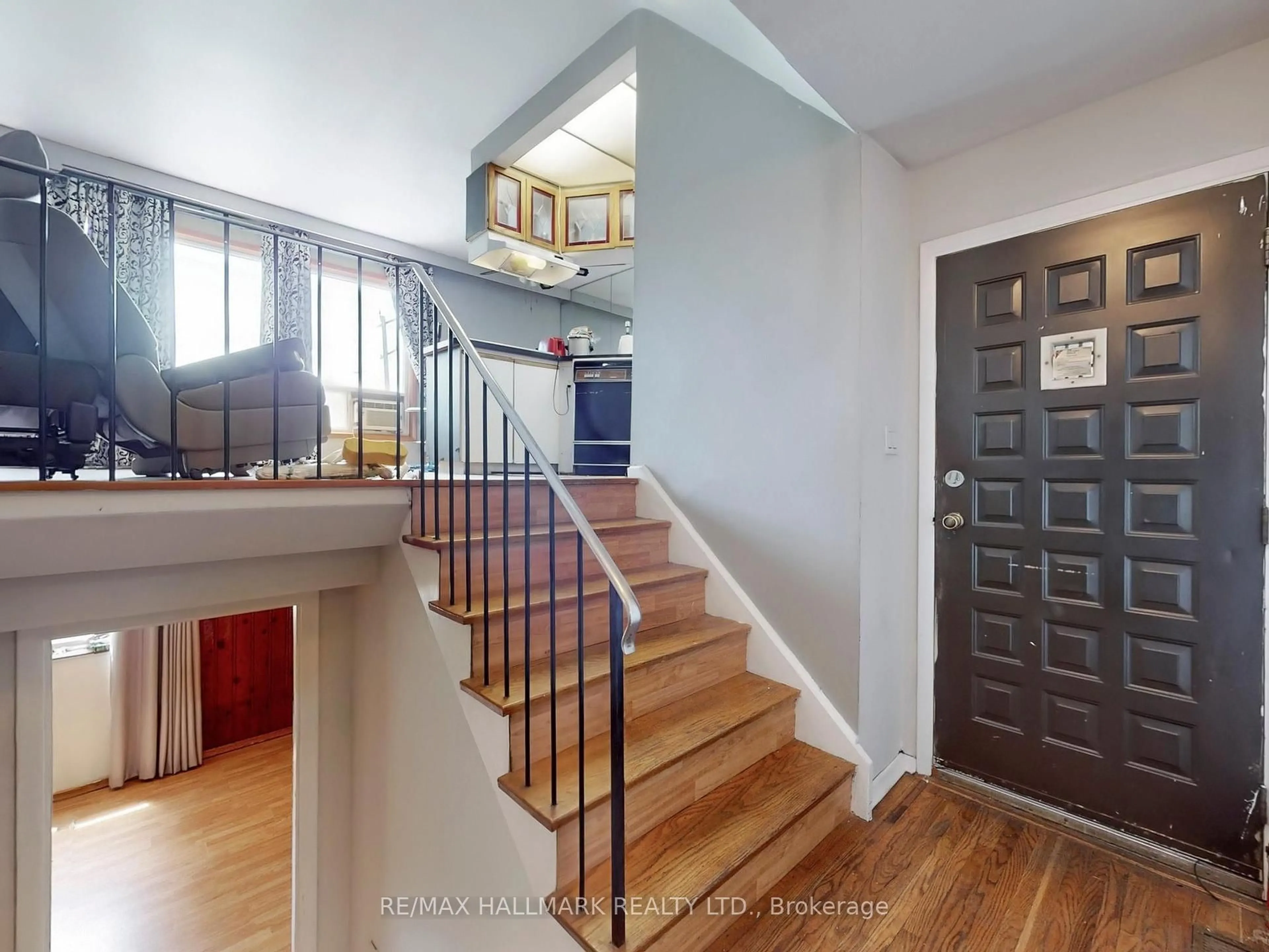 Indoor entryway for 8 Northfield Rd, Toronto Ontario M1G 2H4