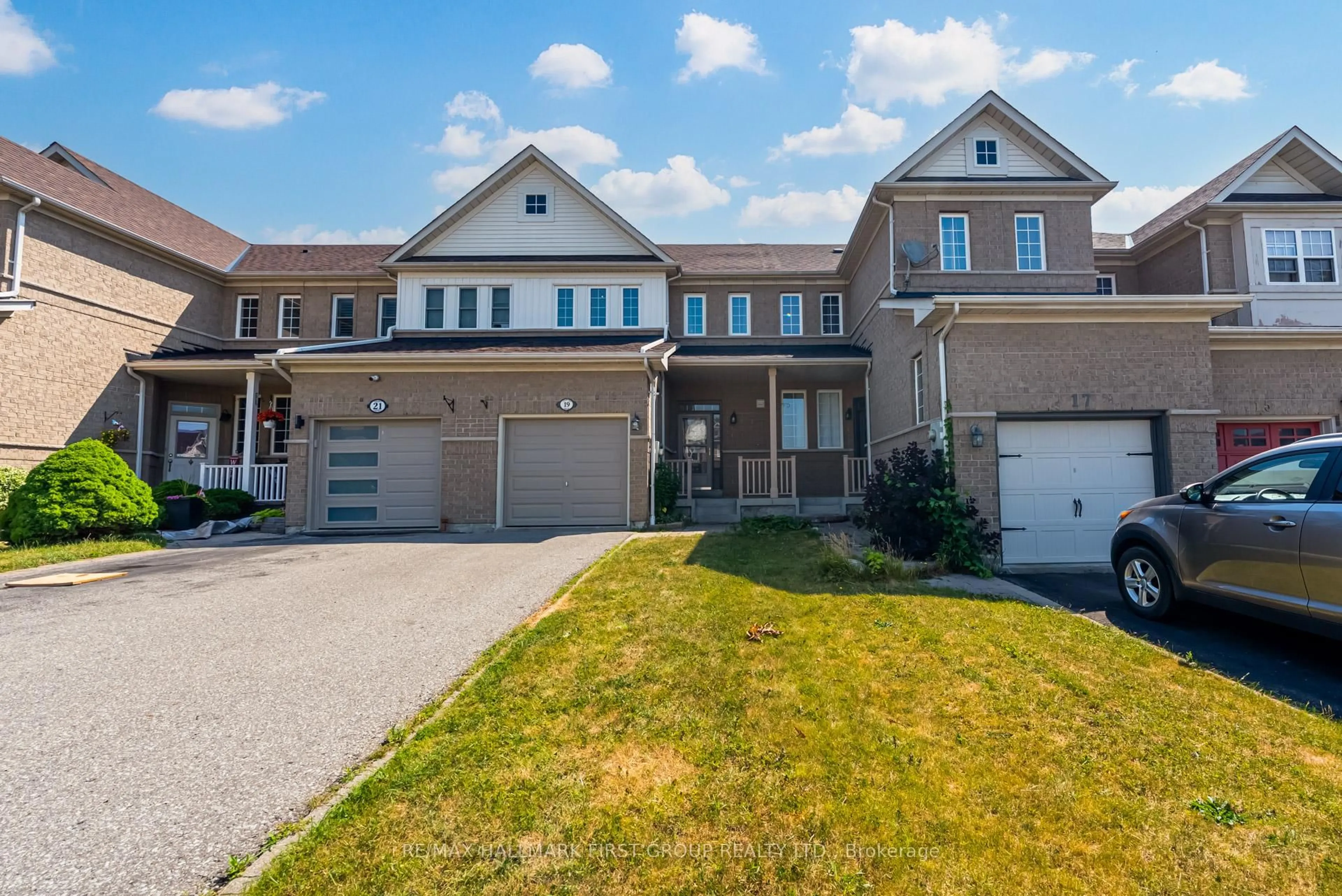 A pic from outside/outdoor area/front of a property/back of a property/a pic from drone, street for 19 Inlet Bay Dr, Whitby Ontario L1N 9P2