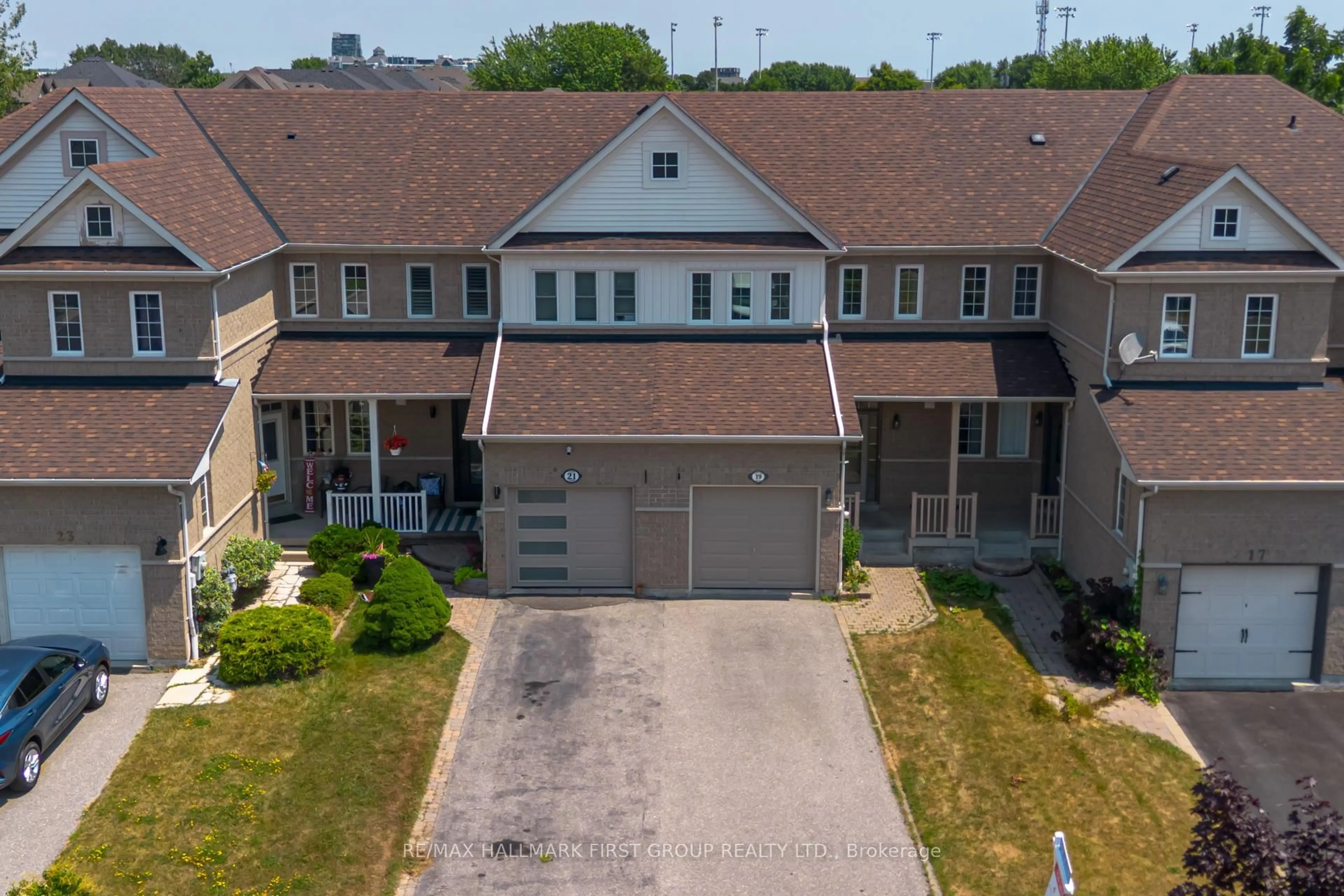 A pic from outside/outdoor area/front of a property/back of a property/a pic from drone, street for 19 Inlet Bay Dr, Whitby Ontario L1N 9P2