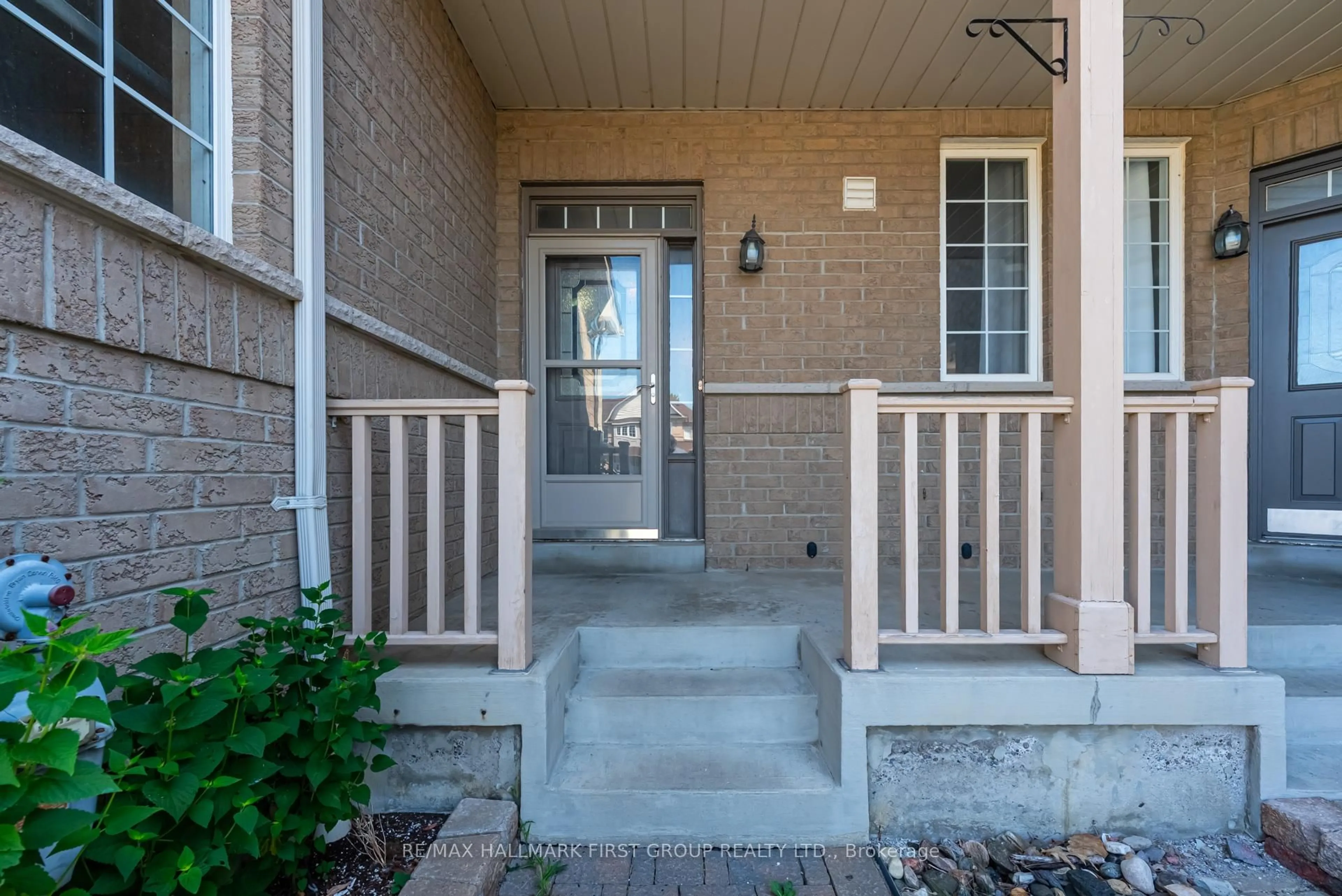 Indoor entryway for 19 Inlet Bay Dr, Whitby Ontario L1N 9P2