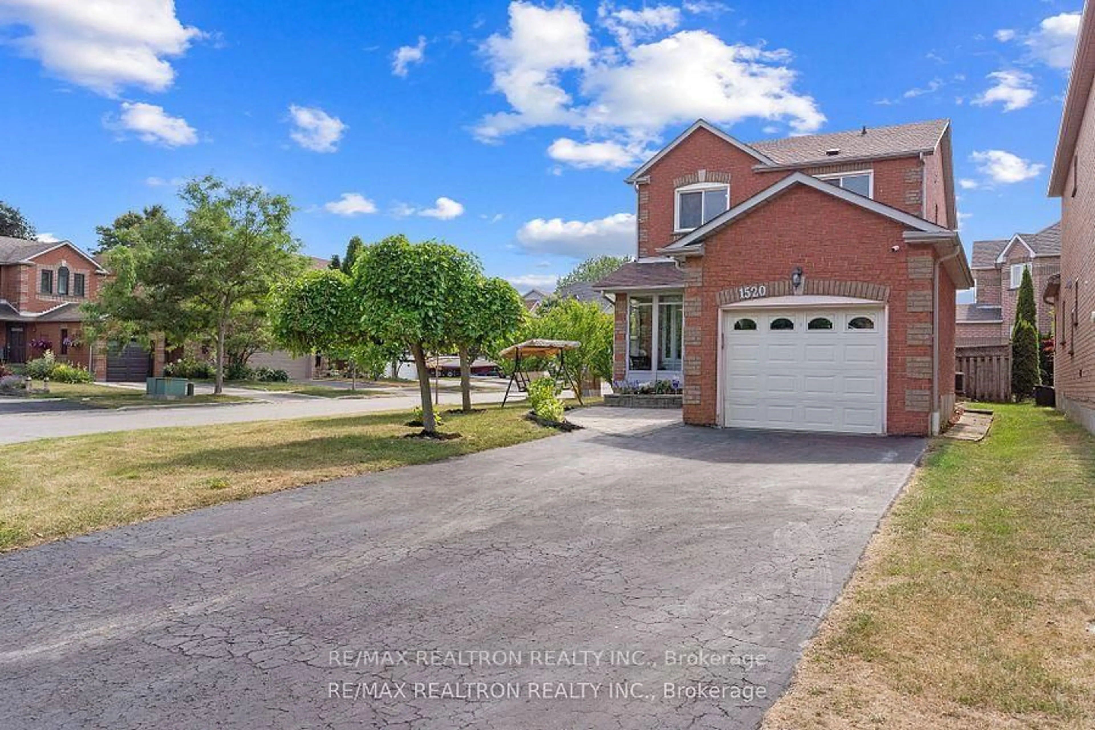 A pic from outside/outdoor area/front of a property/back of a property/a pic from drone, street for 1520 Sandhurst Cres, Pickering Ontario L1V 6Y6