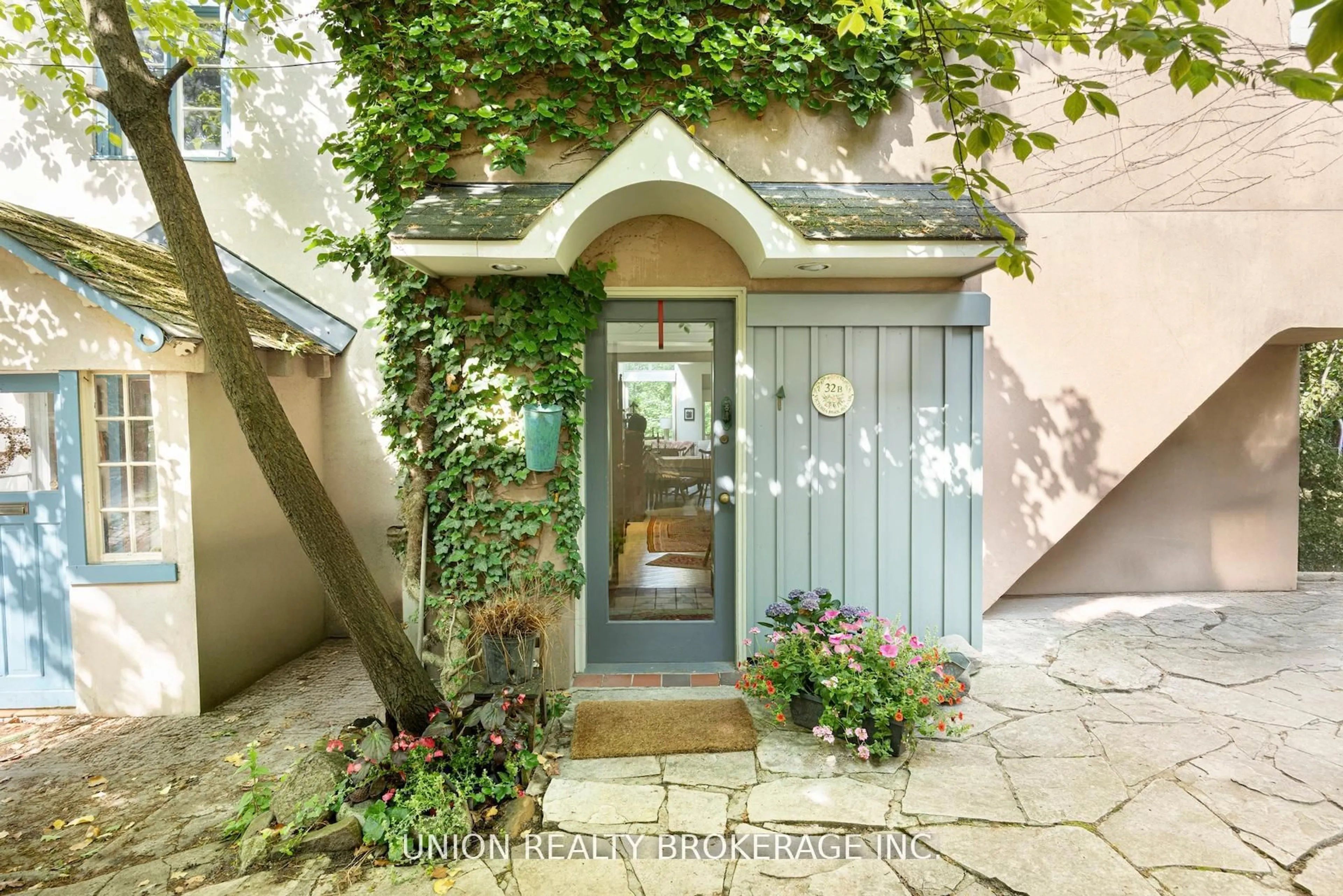 Indoor entryway for 32B Victoria Park Ave, Toronto Ontario M4E 3R9