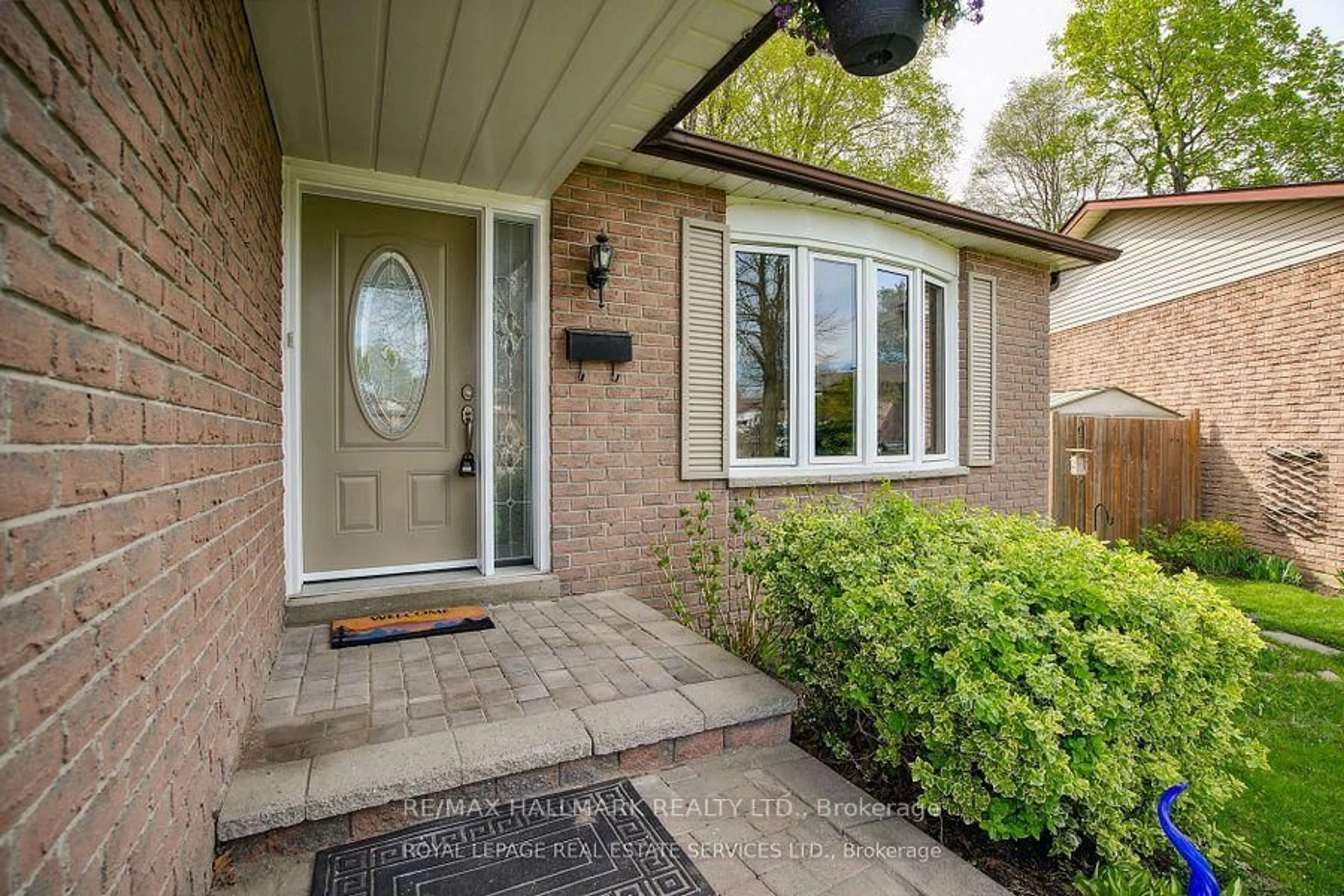 Home with brick exterior material, street for 386 Grange Crt, Oshawa Ontario L1G 7J1