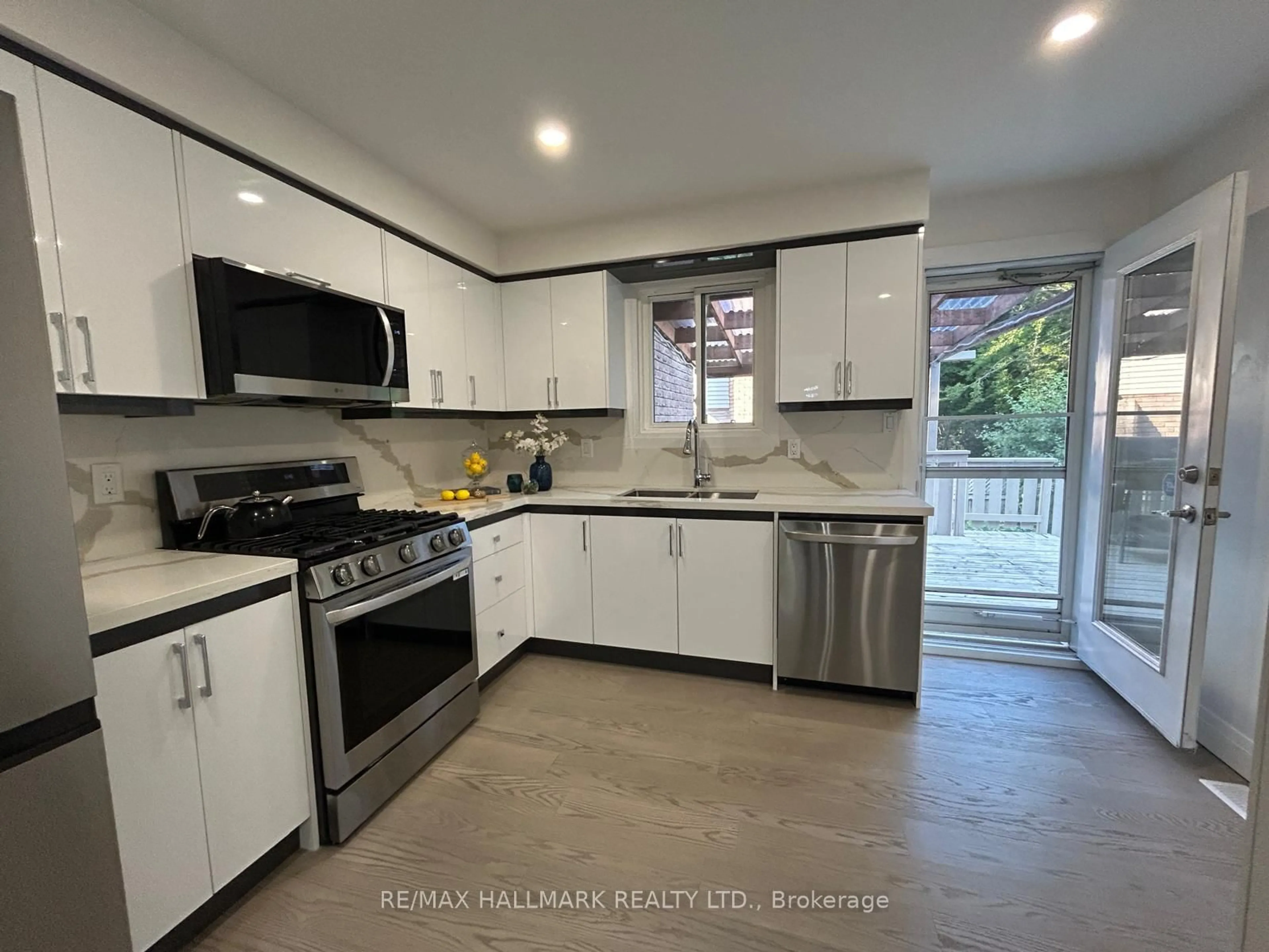Open concept kitchen, ceramic/tile floor for 386 Grange Crt, Oshawa Ontario L1G 7J1