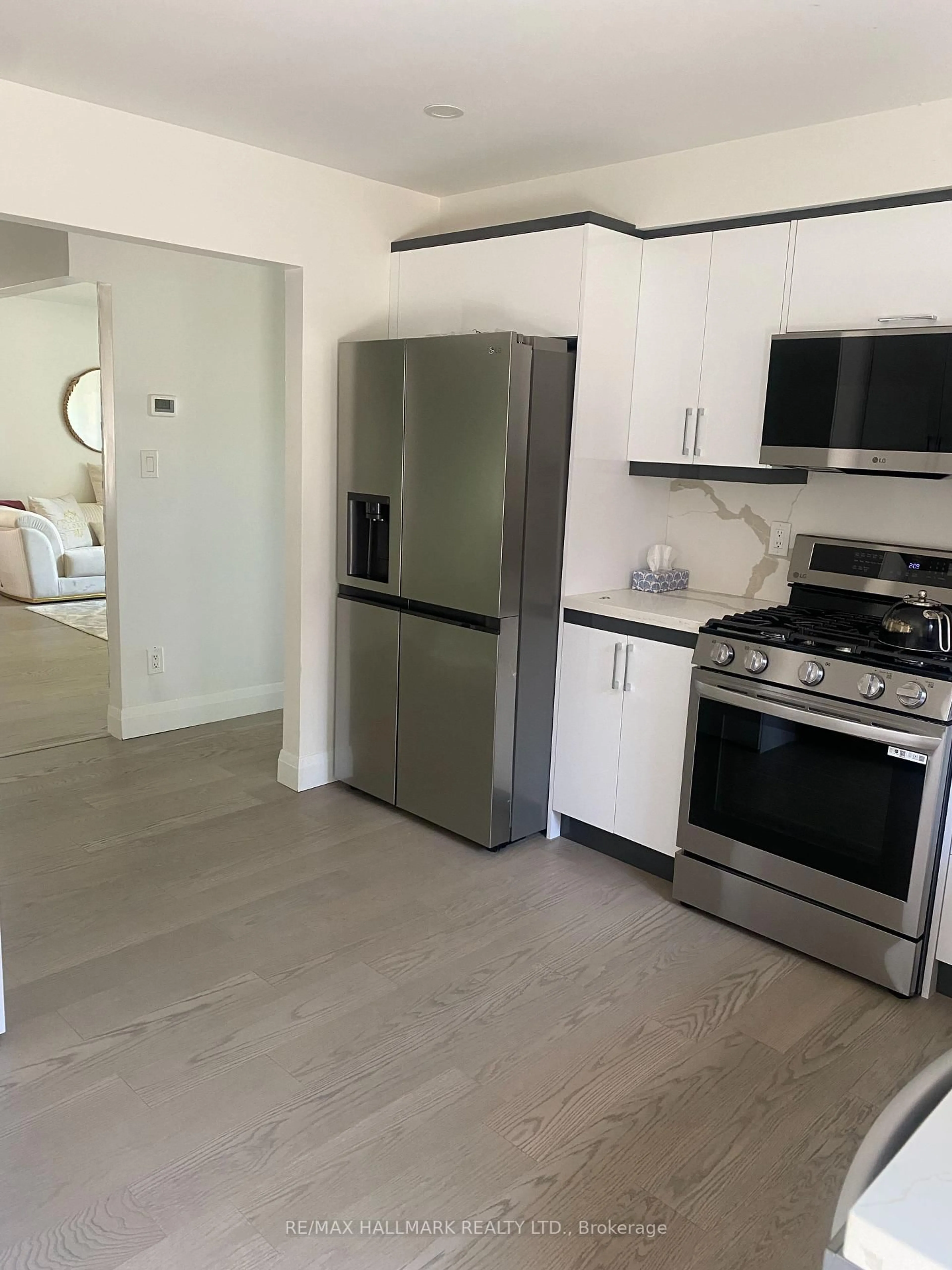 Standard kitchen, unknown for 386 Grange Crt, Oshawa Ontario L1G 7J1