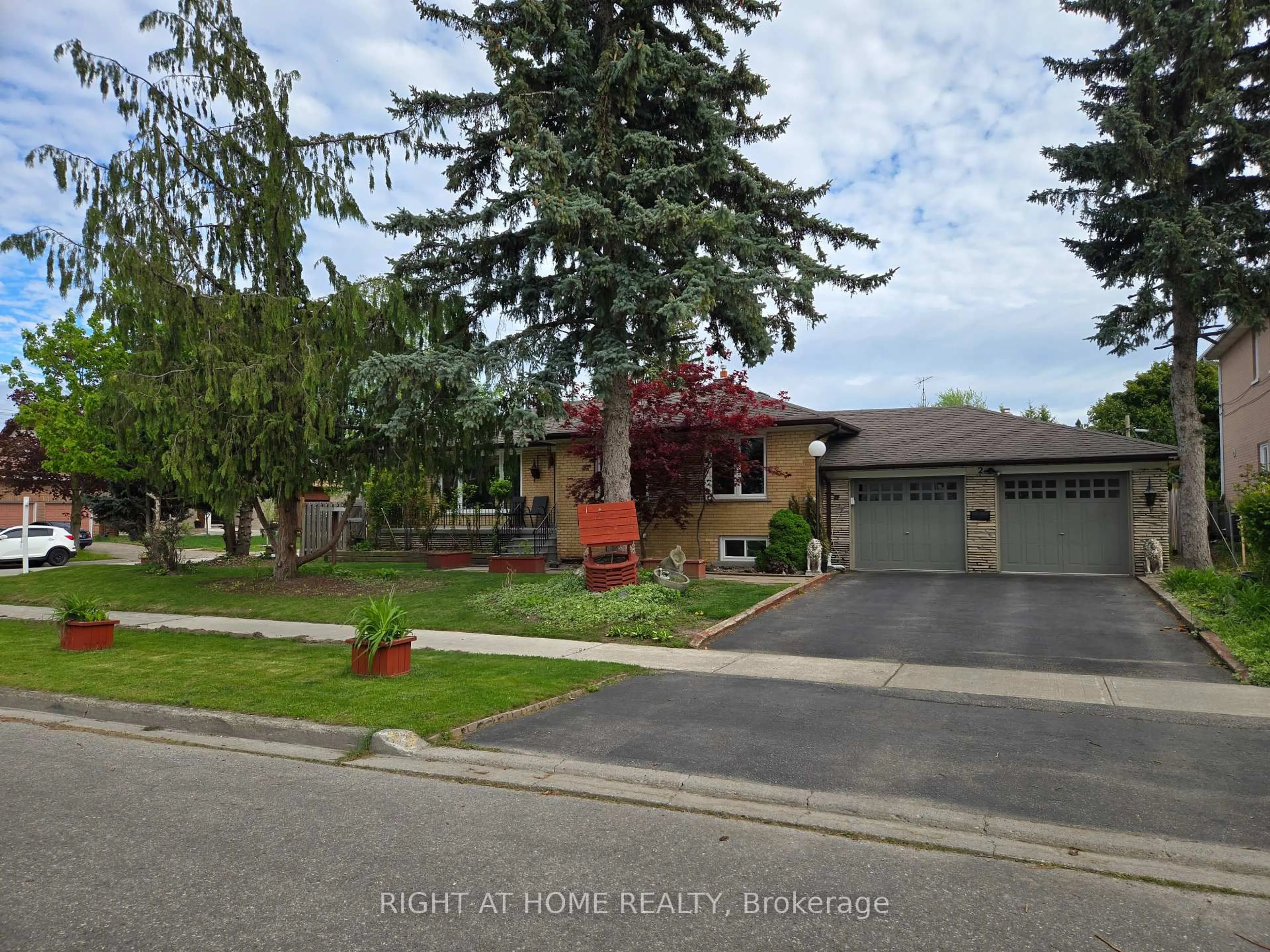 A pic from outside/outdoor area/front of a property/back of a property/a pic from drone, street for 2 Emmeline Cres, Toronto Ontario M1S 1L2