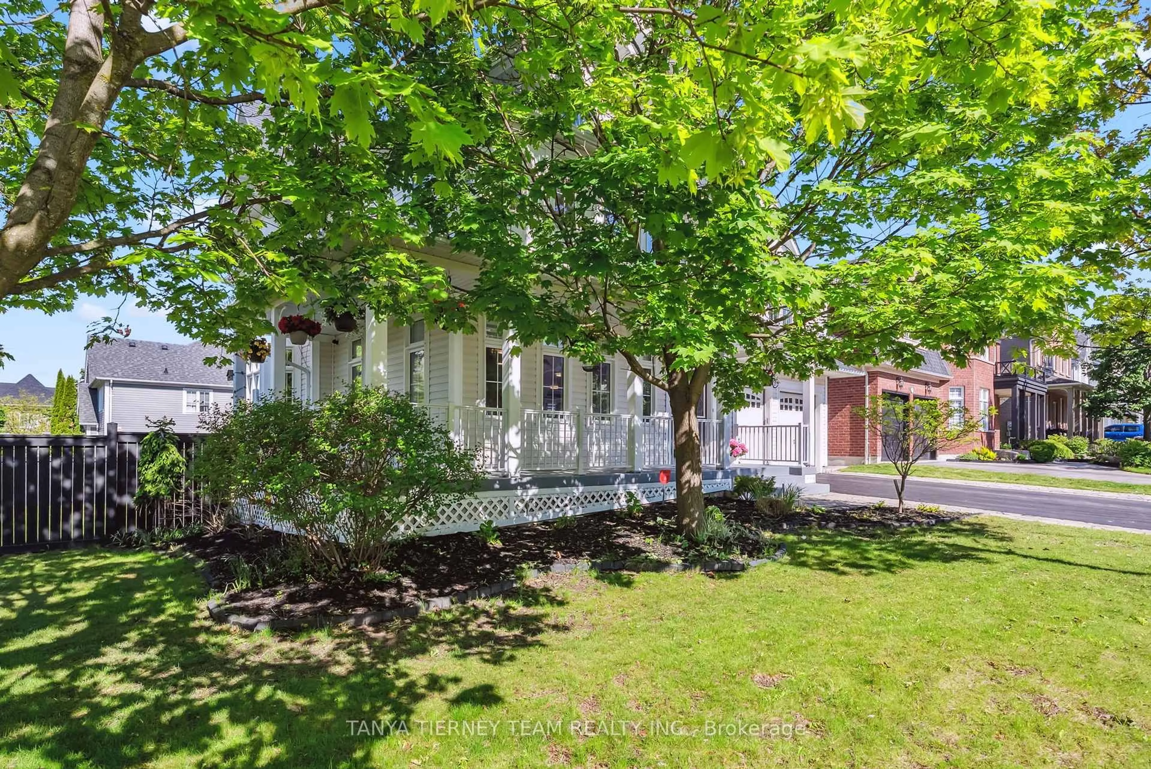 A pic from outside/outdoor area/front of a property/back of a property/a pic from drone, street for 21 Rainbow Cres, Whitby Ontario L1M 2N6