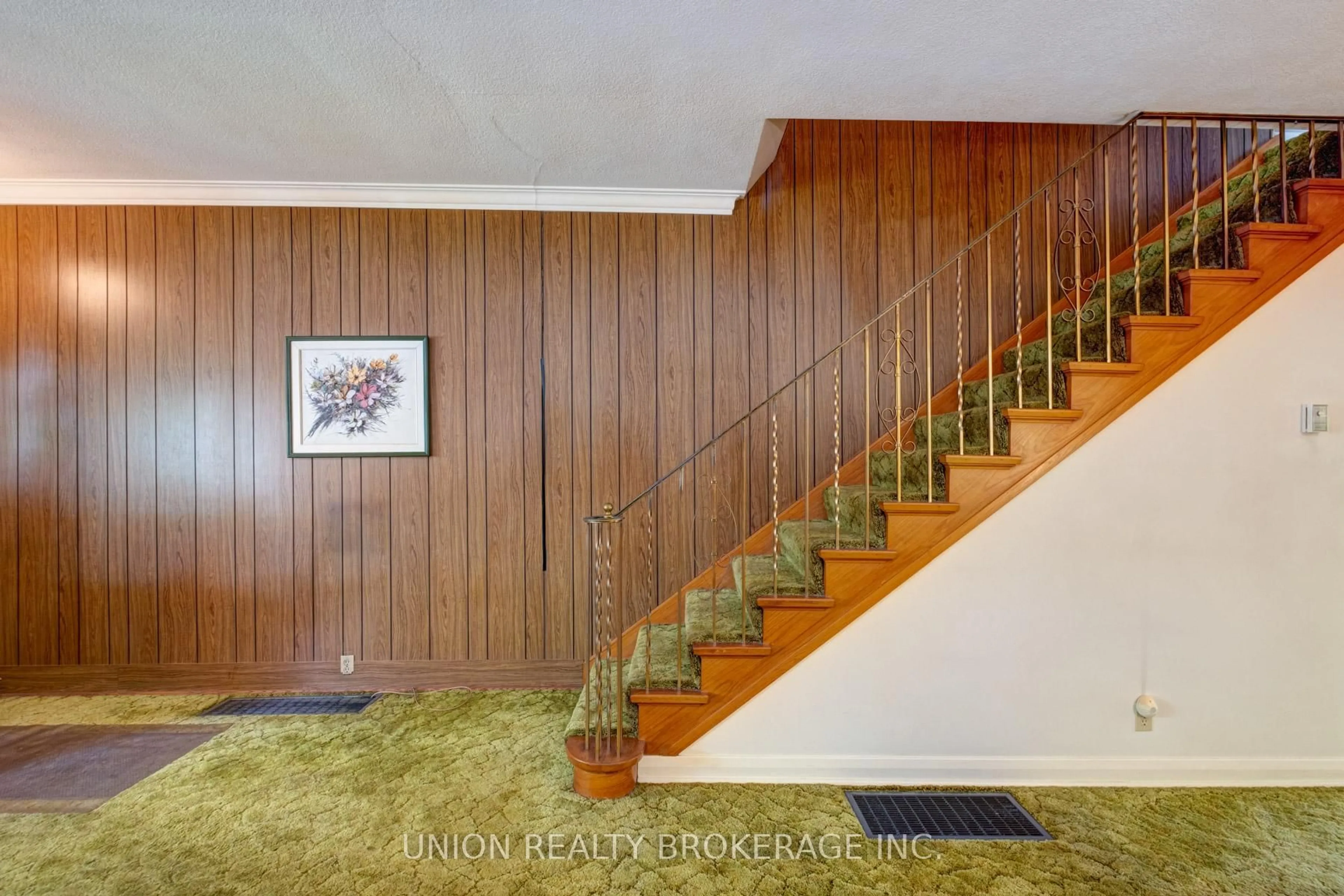 Indoor foyer for 313 Kenilworth Ave, Toronto Ontario M4L 3S9