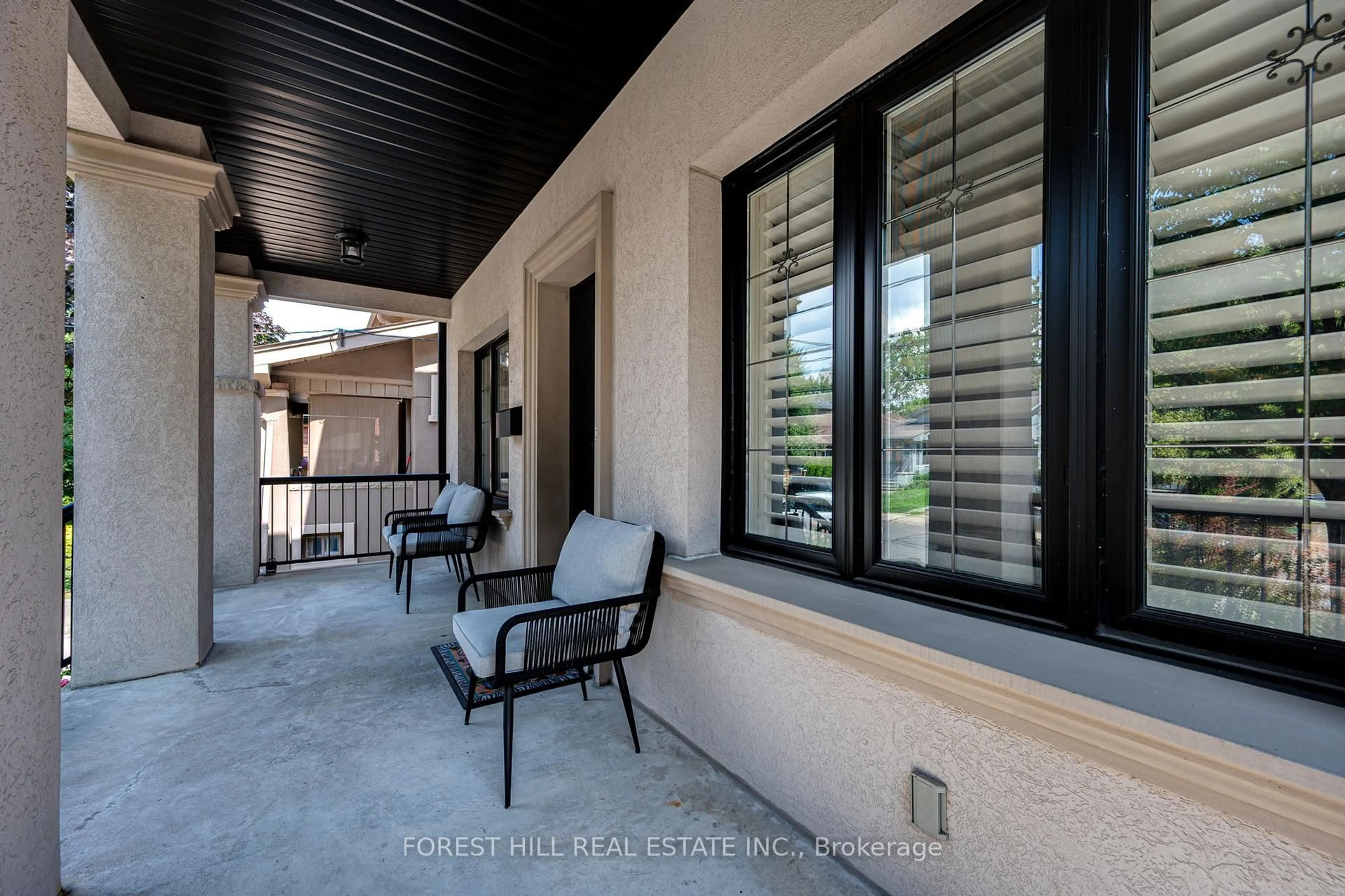 Patio, street for 295 Strathmore Blvd, Toronto Ontario M4J 1P9