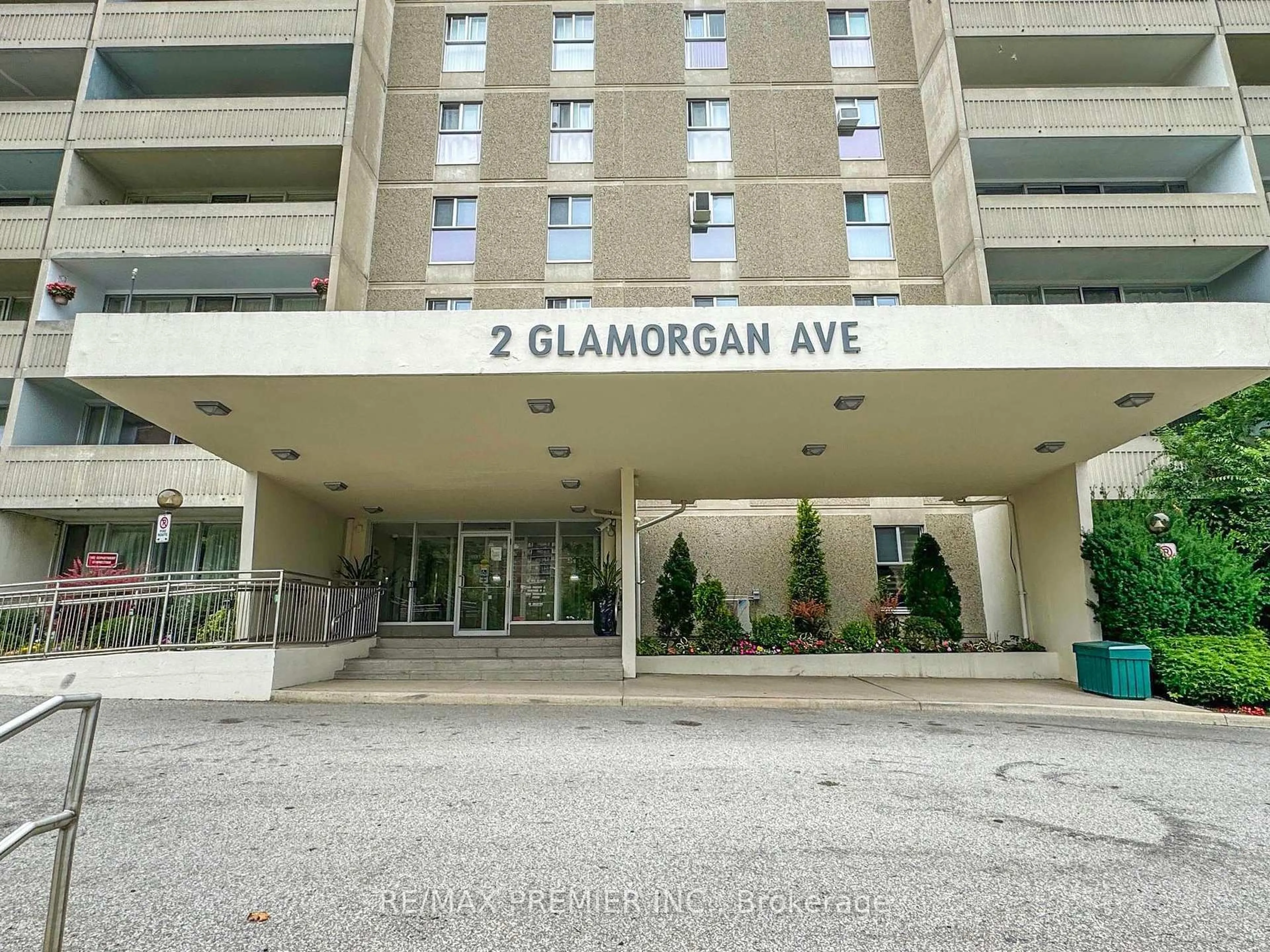 Indoor foyer for 2 Glamorgan Ave #614, Toronto Ontario M1P 2M8
