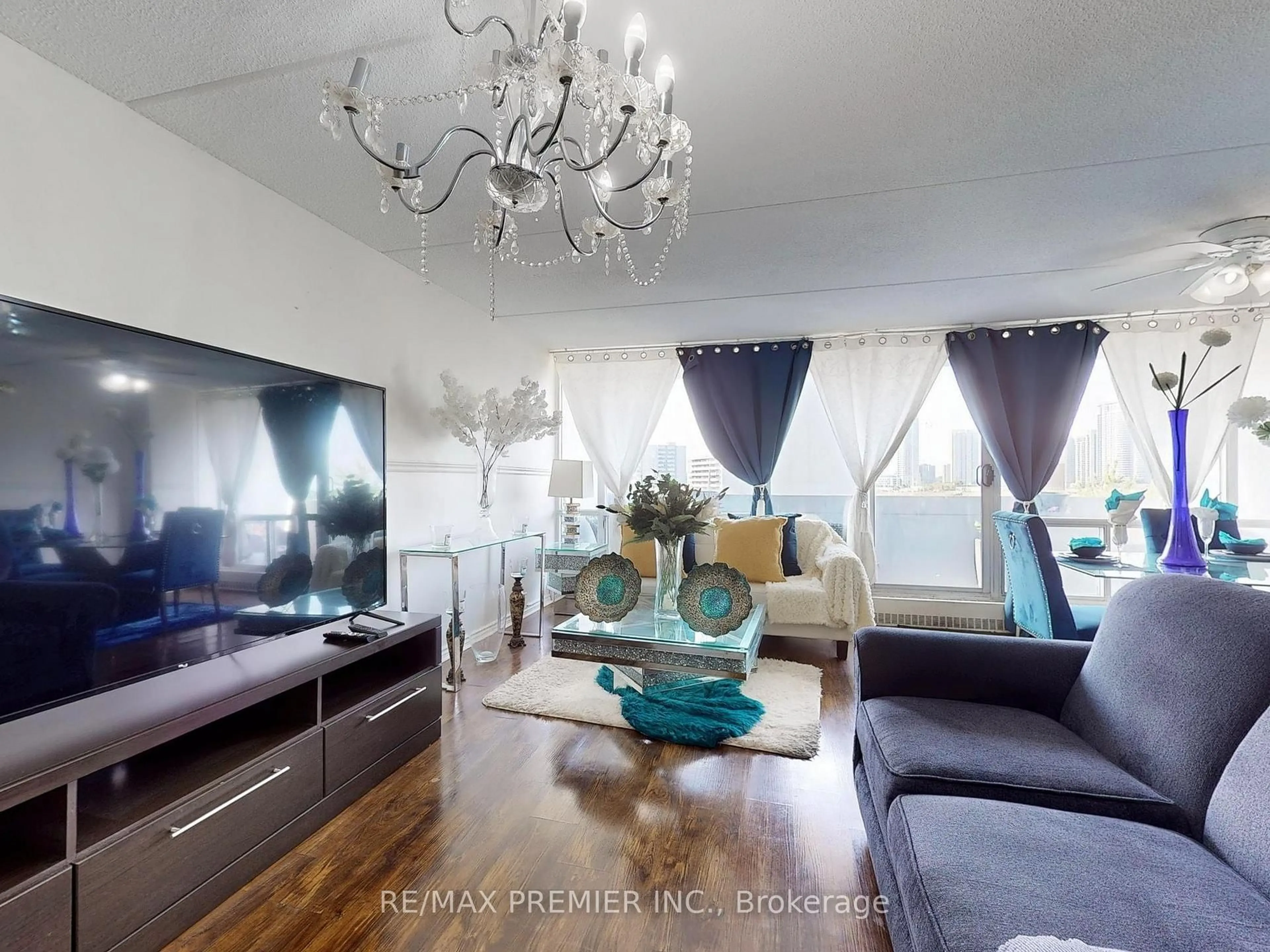 Living room with furniture, wood/laminate floor for 2 Glamorgan Ave #614, Toronto Ontario M1P 2M8