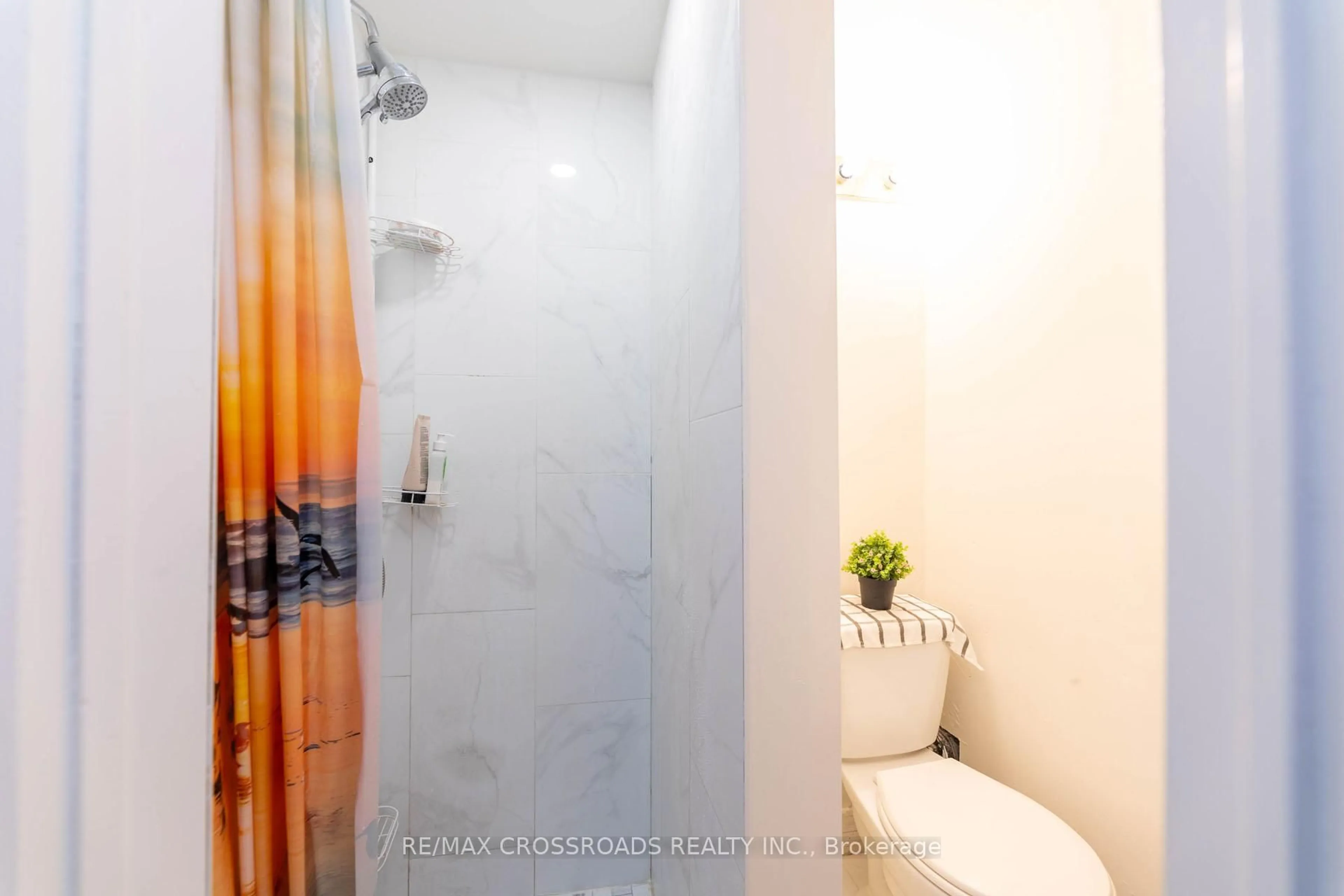 Standard bathroom, ceramic/tile floor for 141 GALLOWAY Rd #19, Toronto Ontario M1E 4X4