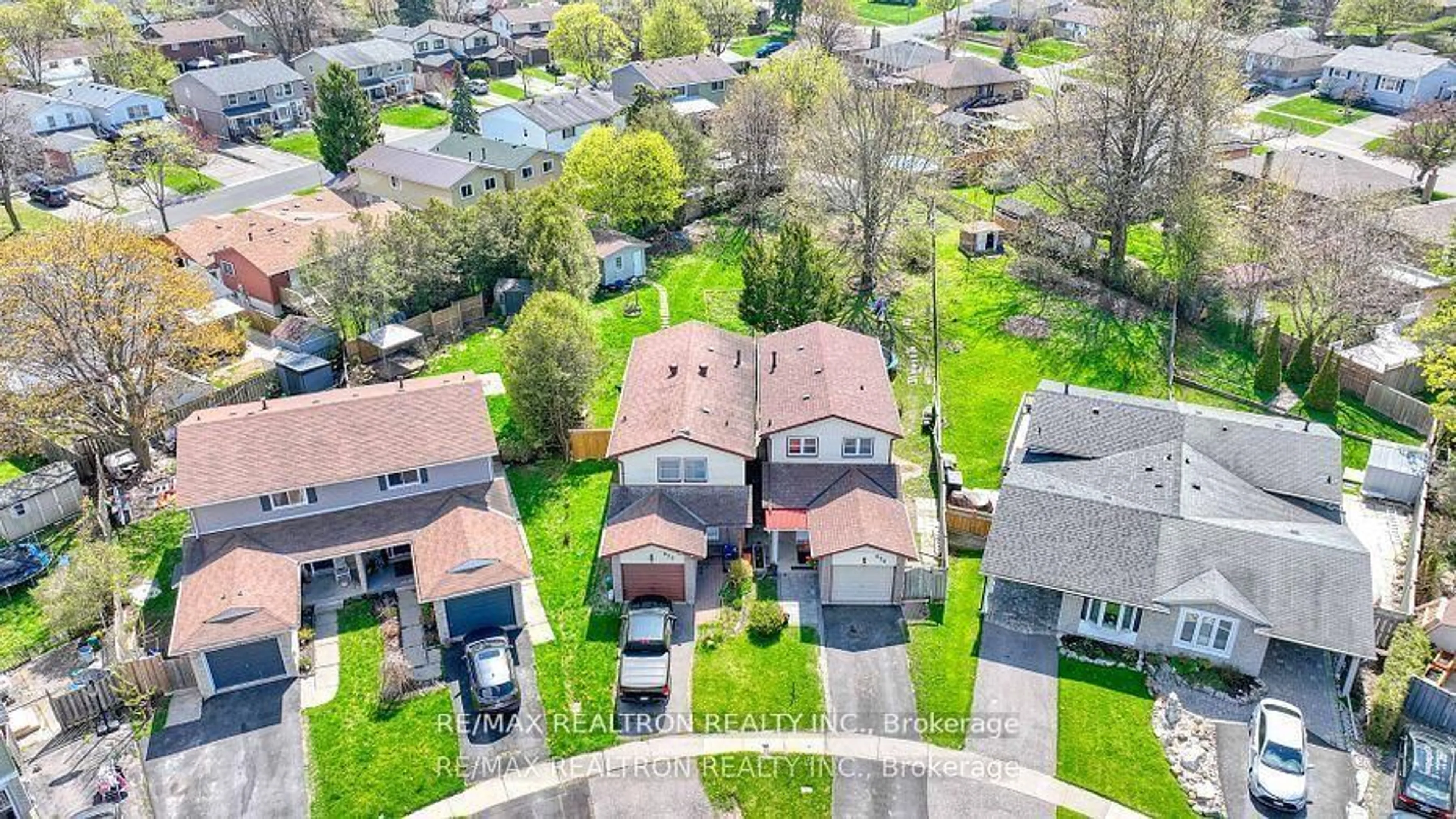 A pic from outside/outdoor area/front of a property/back of a property/a pic from drone, street for 626 Balsam Cres, Oshawa Ontario L1J 6A2