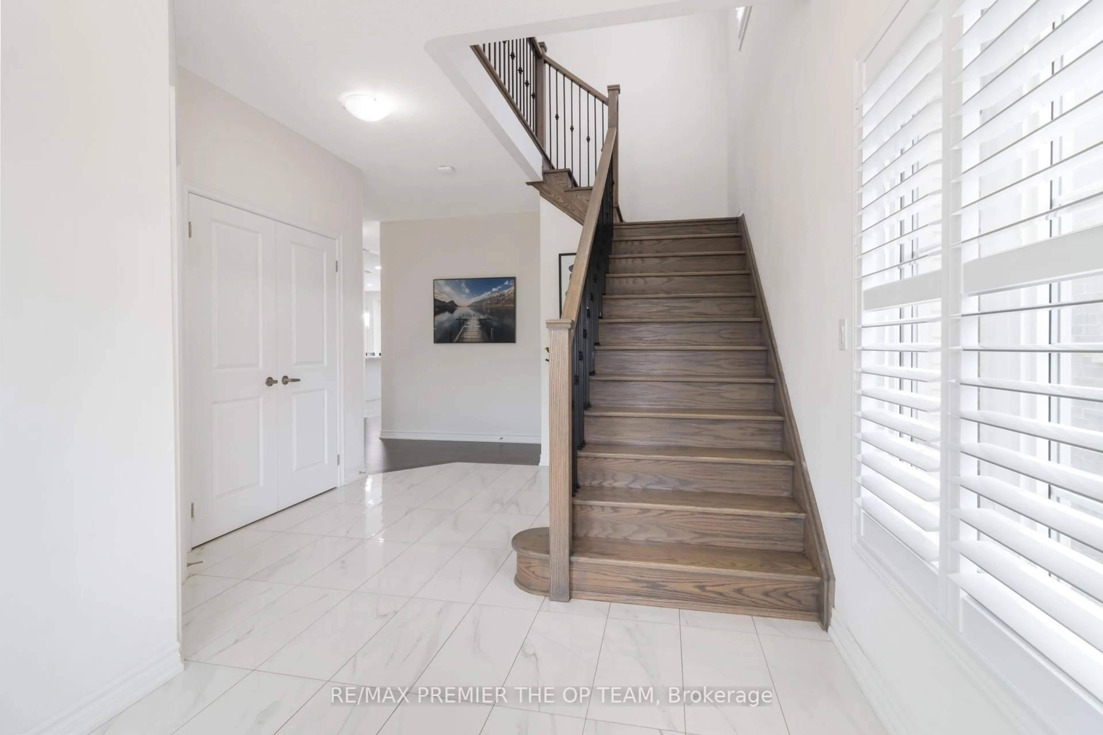 Indoor foyer for 1941 Don White Crt, Oshawa Ontario L1K 1A1