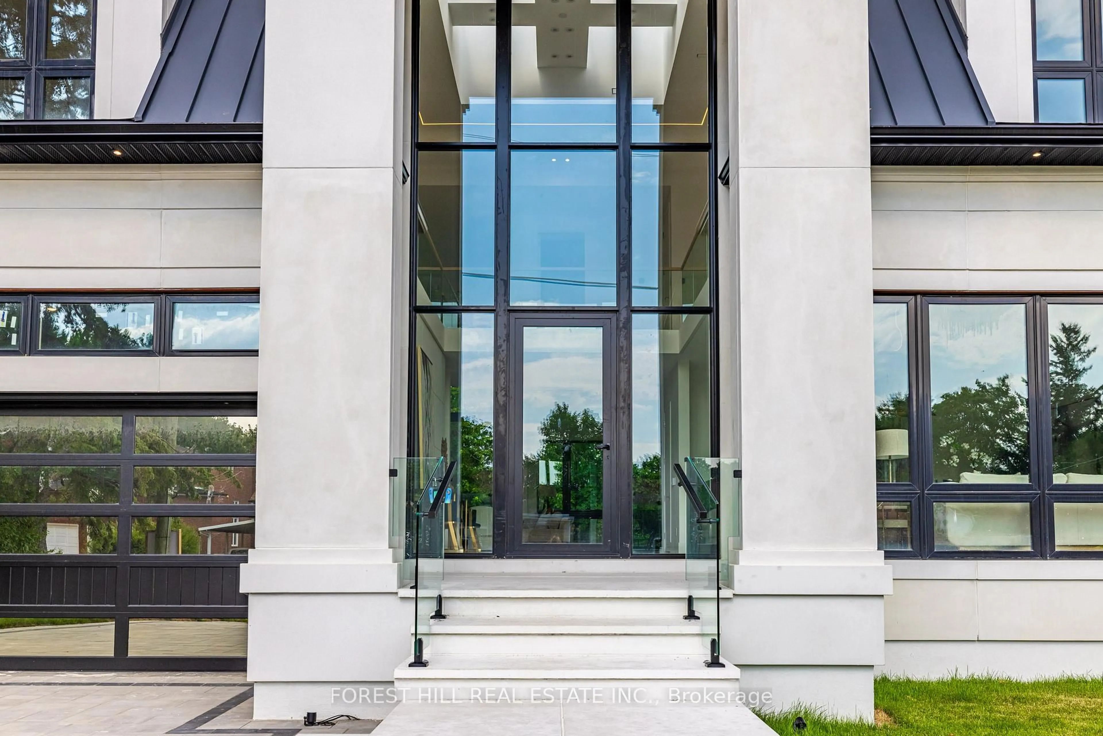 Indoor foyer for 105 Castle Hill Dr, Toronto Ontario M1T 2Y8