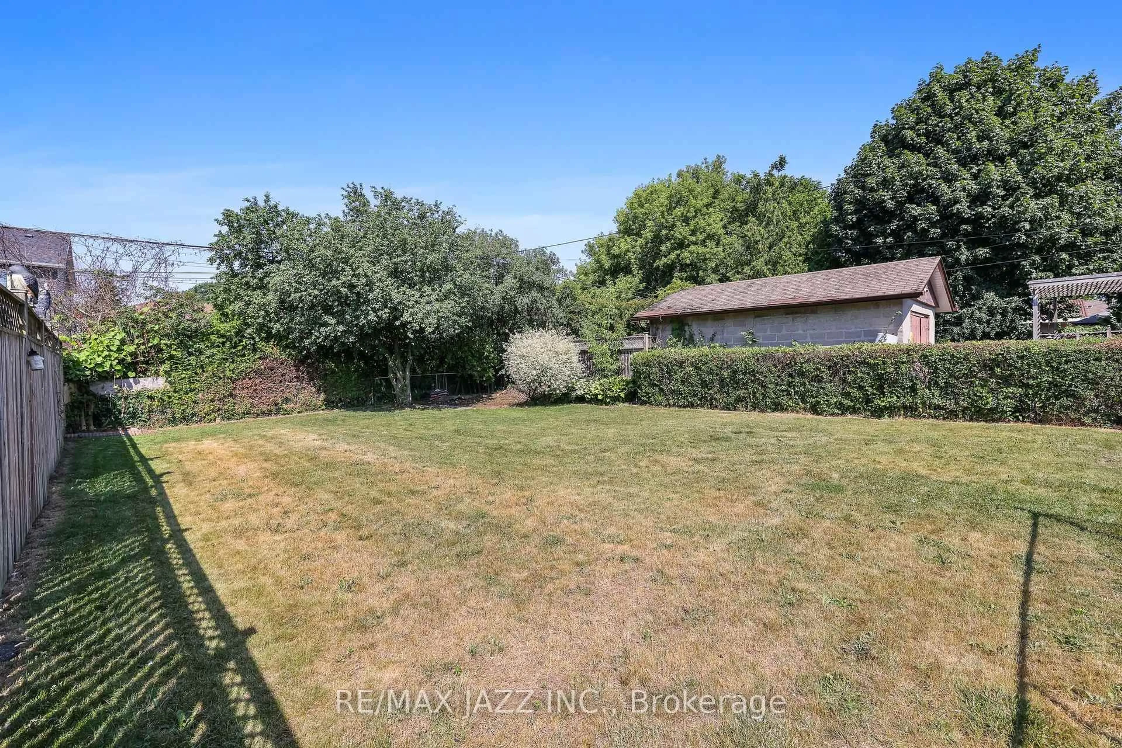 A pic from outside/outdoor area/front of a property/back of a property/a pic from drone, unknown for 110 Gibbons St, Oshawa Ontario L1J 4Y2