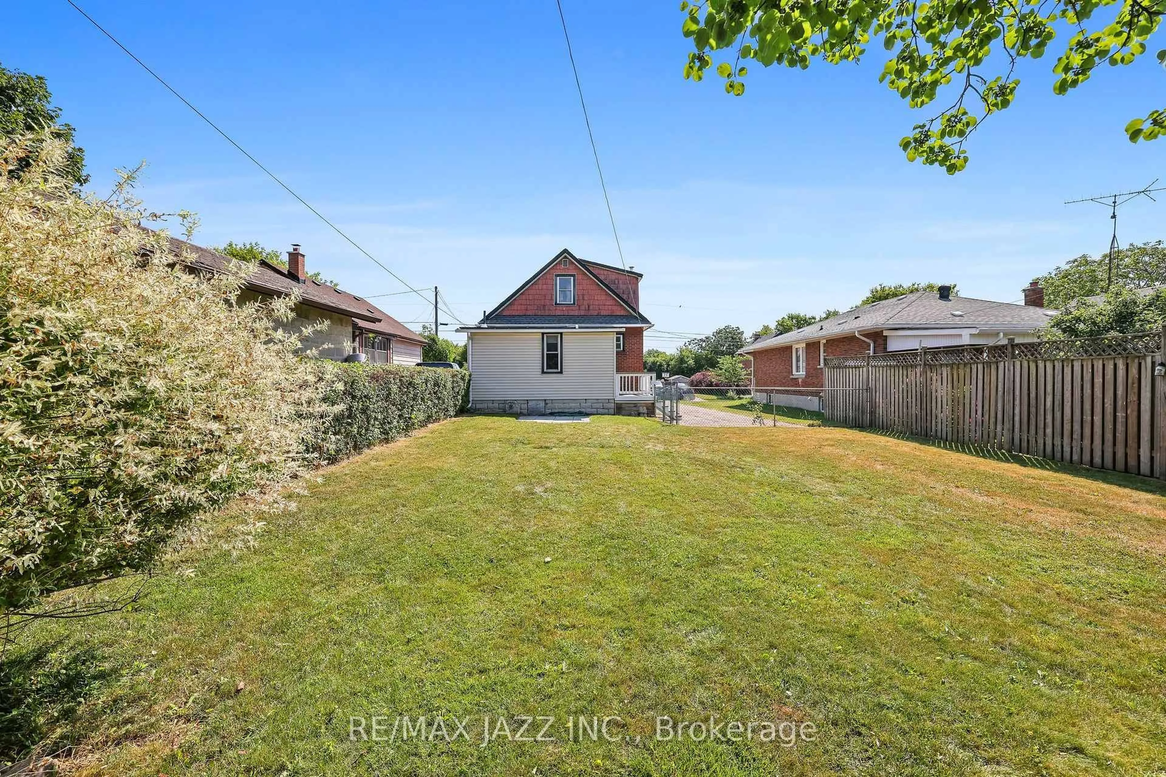 A pic from outside/outdoor area/front of a property/back of a property/a pic from drone, street for 110 Gibbons St, Oshawa Ontario L1J 4Y2