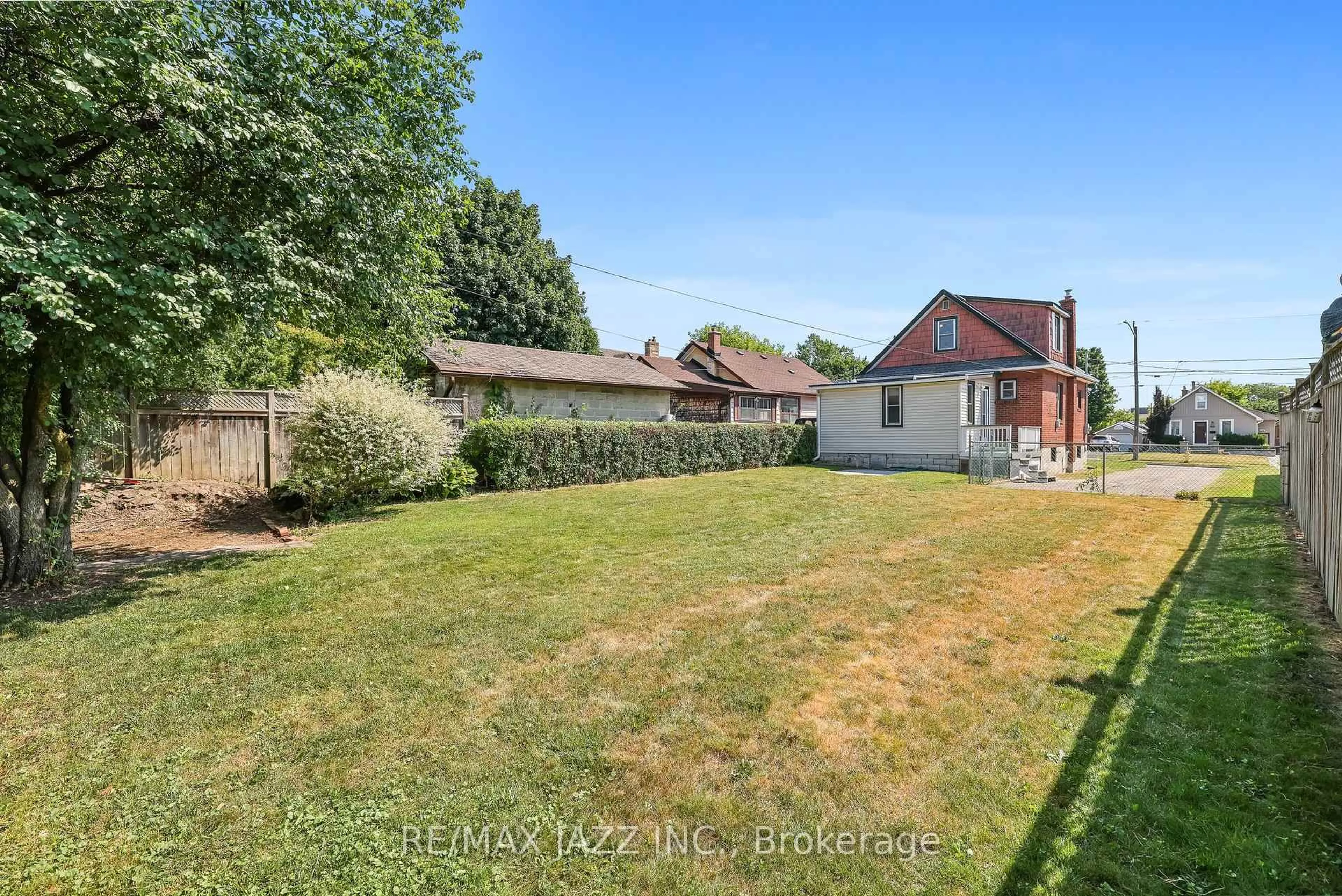 A pic from outside/outdoor area/front of a property/back of a property/a pic from drone, street for 110 Gibbons St, Oshawa Ontario L1J 4Y2