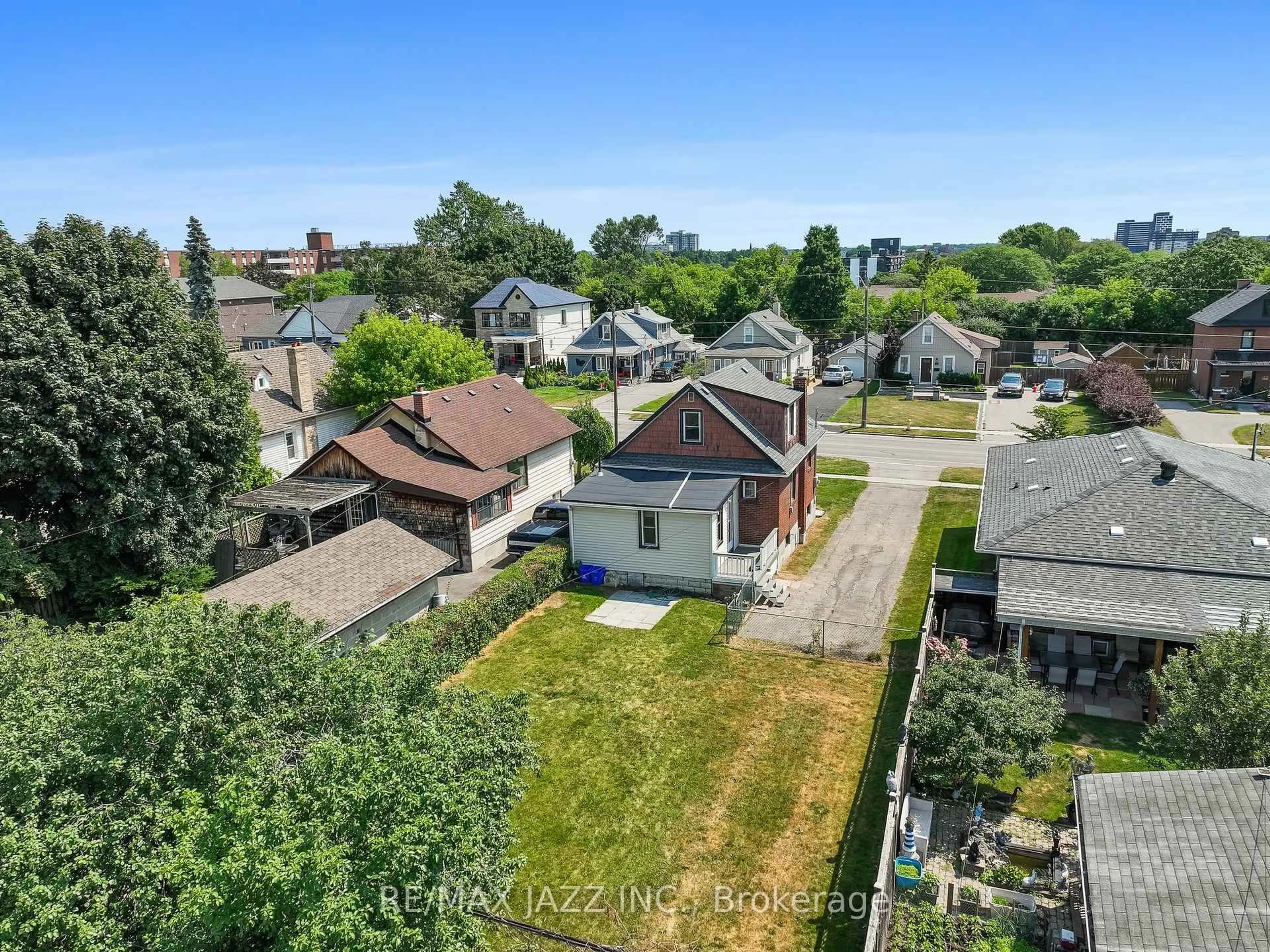A pic from outside/outdoor area/front of a property/back of a property/a pic from drone, street for 110 Gibbons St, Oshawa Ontario L1J 4Y2