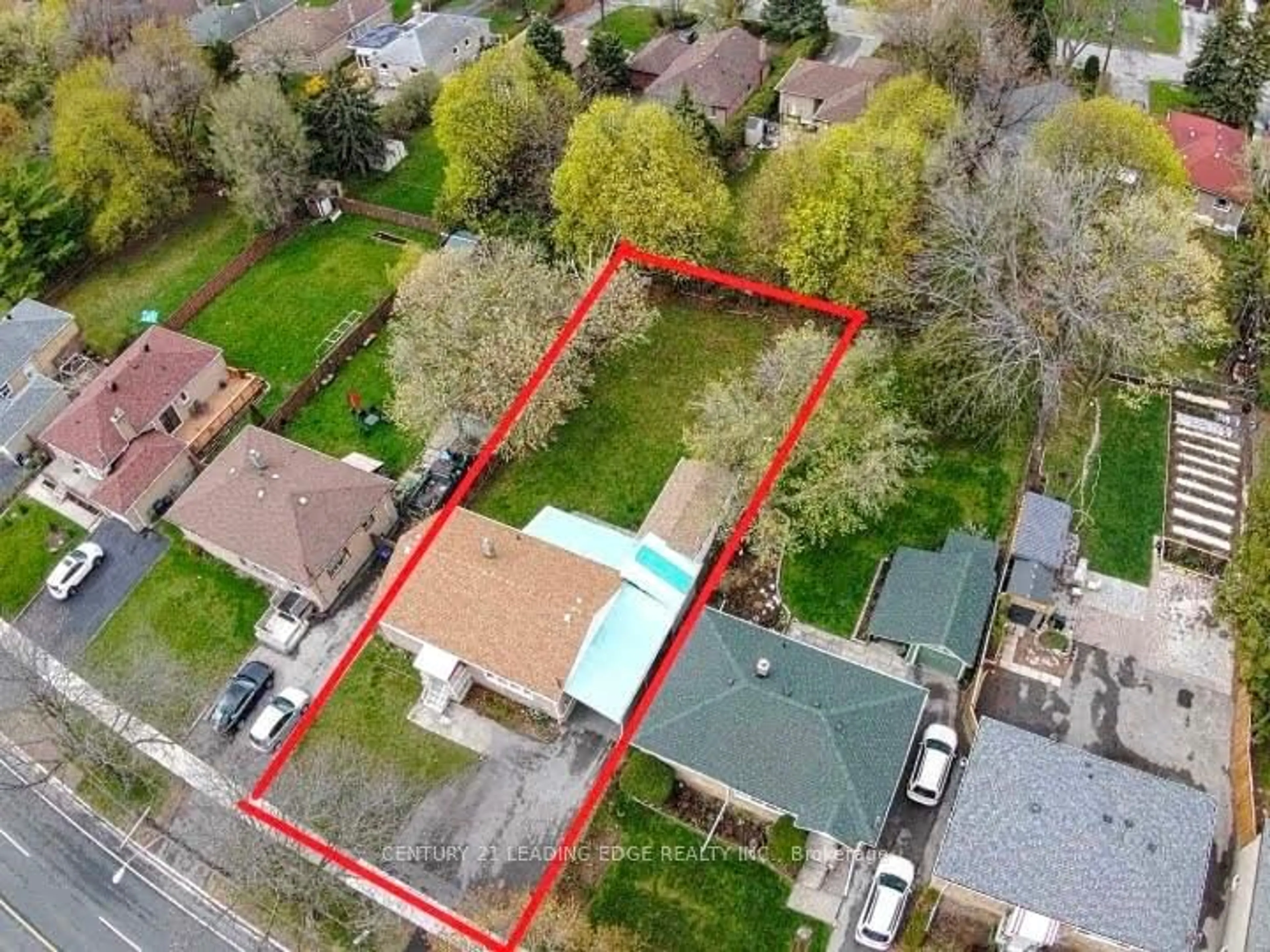 A pic from outside/outdoor area/front of a property/back of a property/a pic from drone, street for 2250 Brimley Rd, Toronto Ontario M1S 2B6