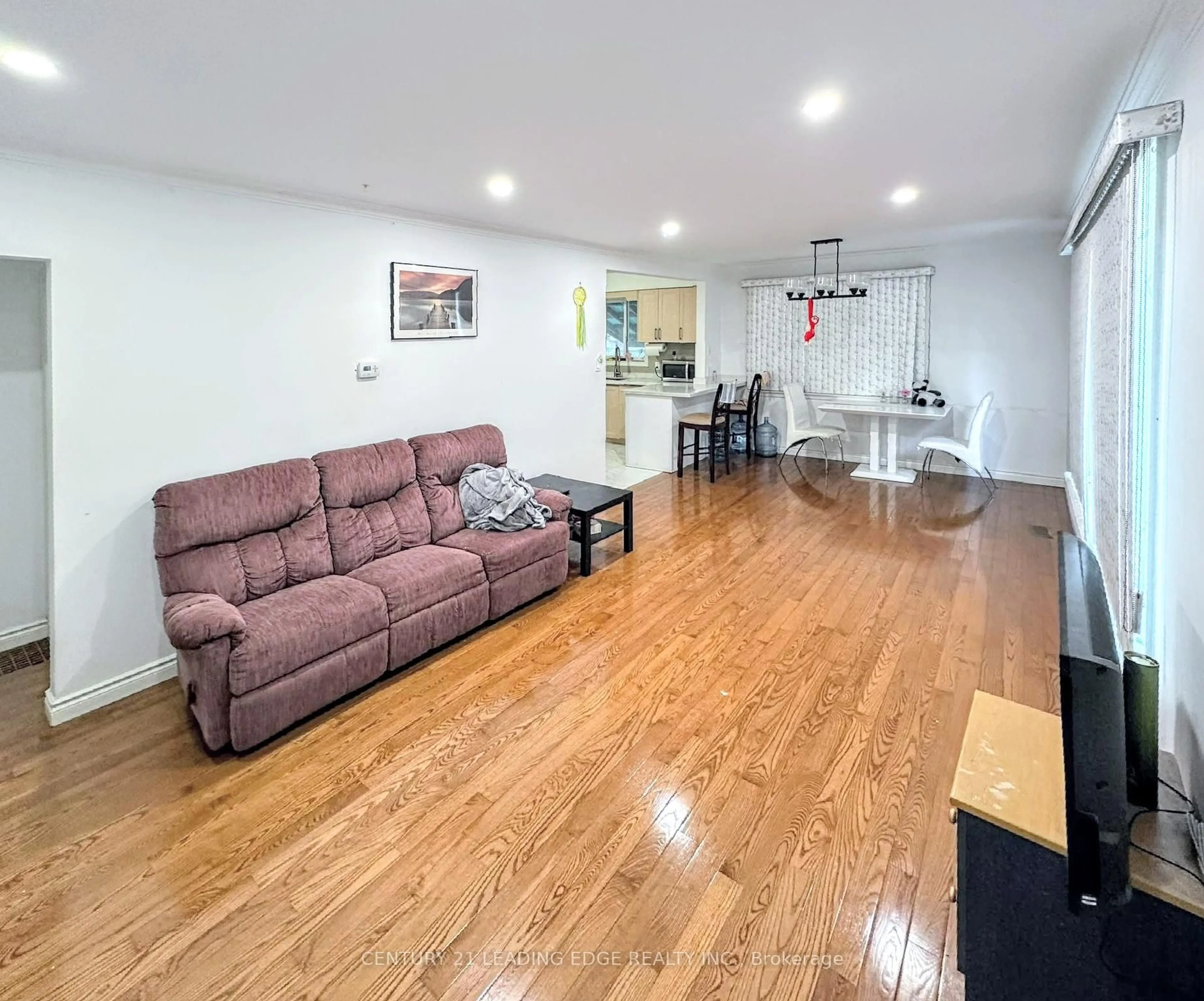 Living room with furniture, wood/laminate floor for 2250 Brimley Rd, Toronto Ontario M1S 2B6