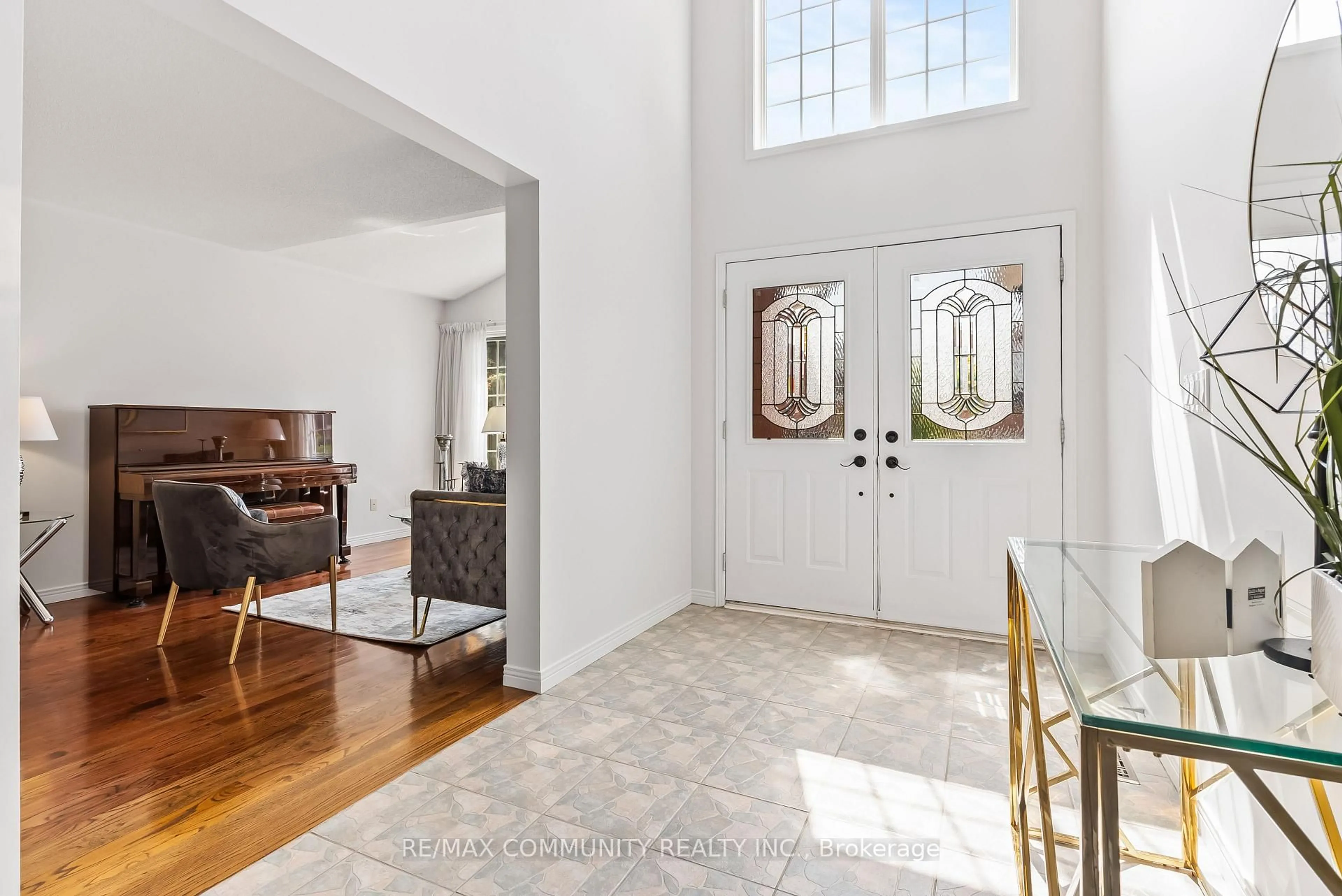 Indoor entryway for 27 Mac Carl Cres, Whitby Ontario L1R 2T7