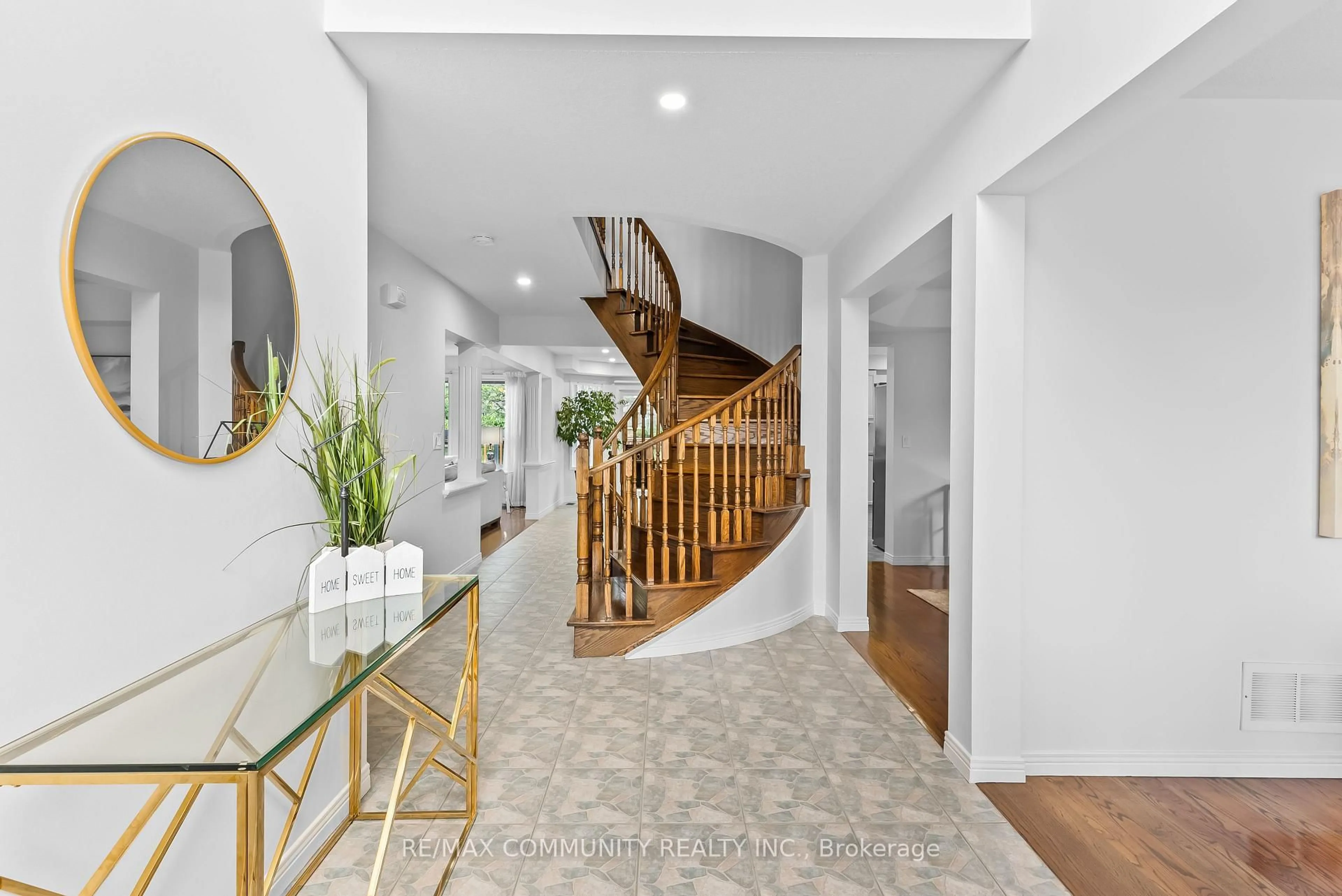 Indoor entryway for 27 Mac Carl Cres, Whitby Ontario L1R 2T7