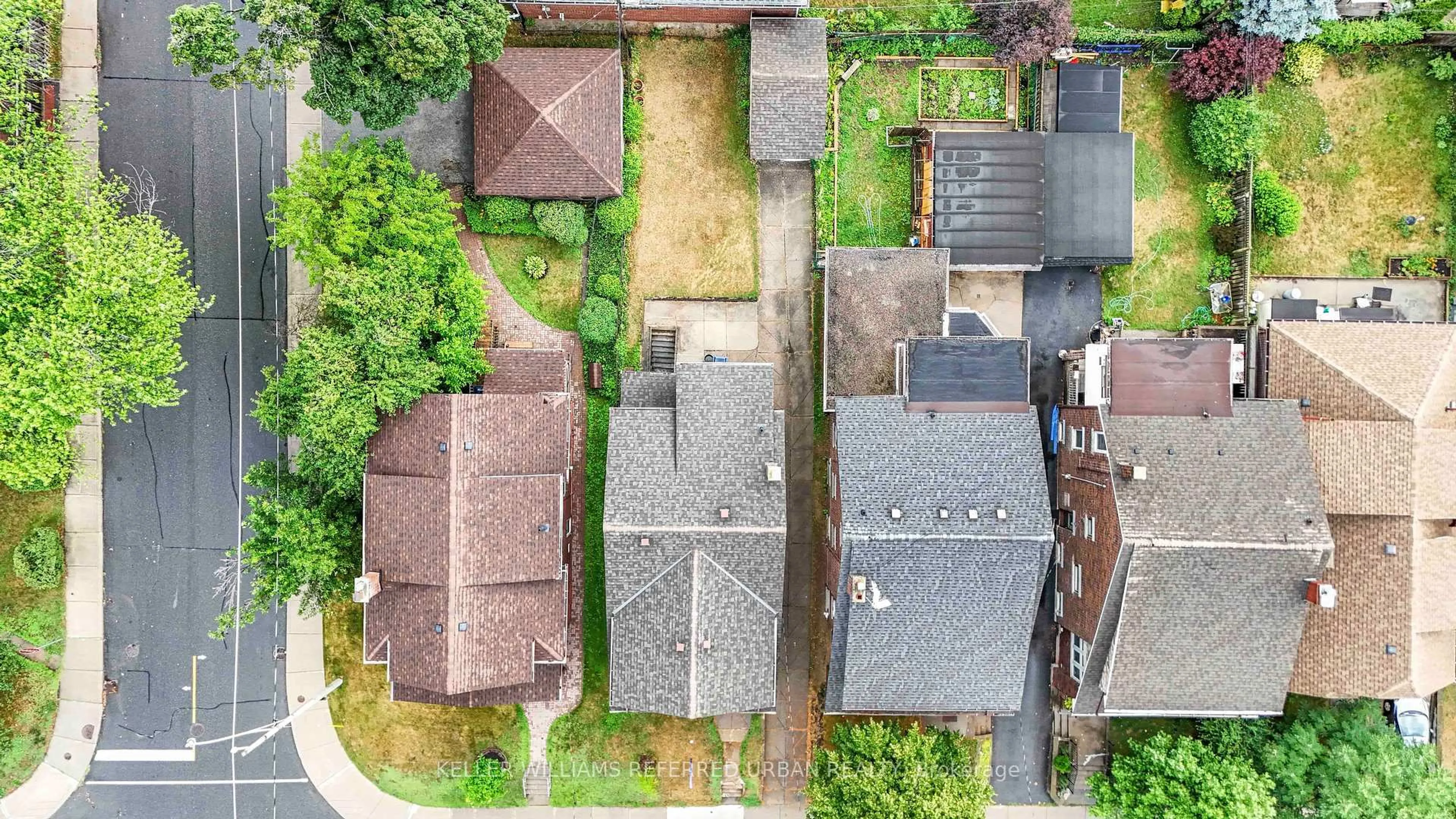 A pic from outside/outdoor area/front of a property/back of a property/a pic from drone, street for 775 Coxwell Ave, Toronto Ontario M4C 3C6