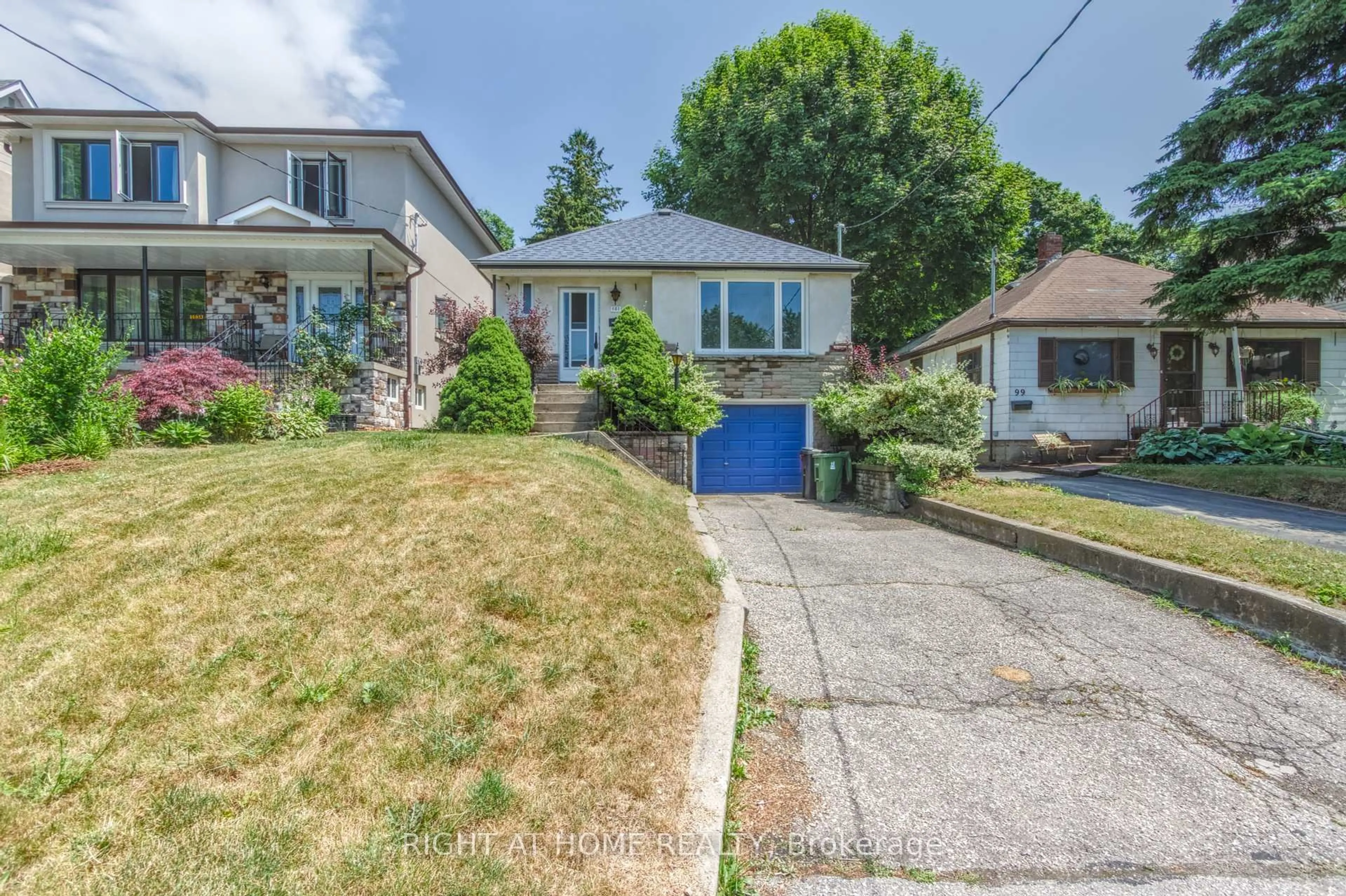 A pic from outside/outdoor area/front of a property/back of a property/a pic from drone, street for 101 Eastville Ave, Toronto Ontario M1M 2N8