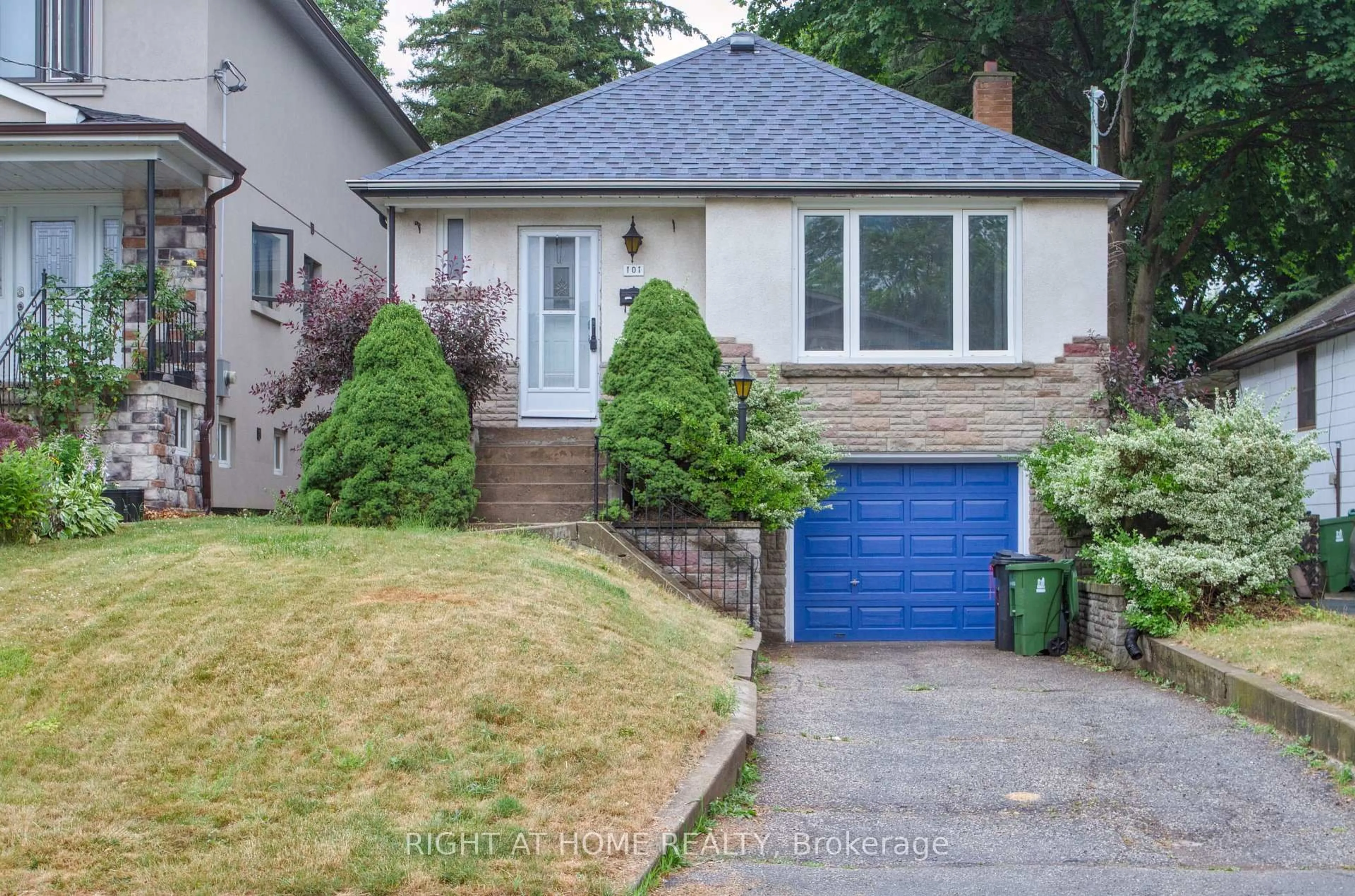 Home with vinyl exterior material, street for 101 Eastville Ave, Toronto Ontario M1M 2N8