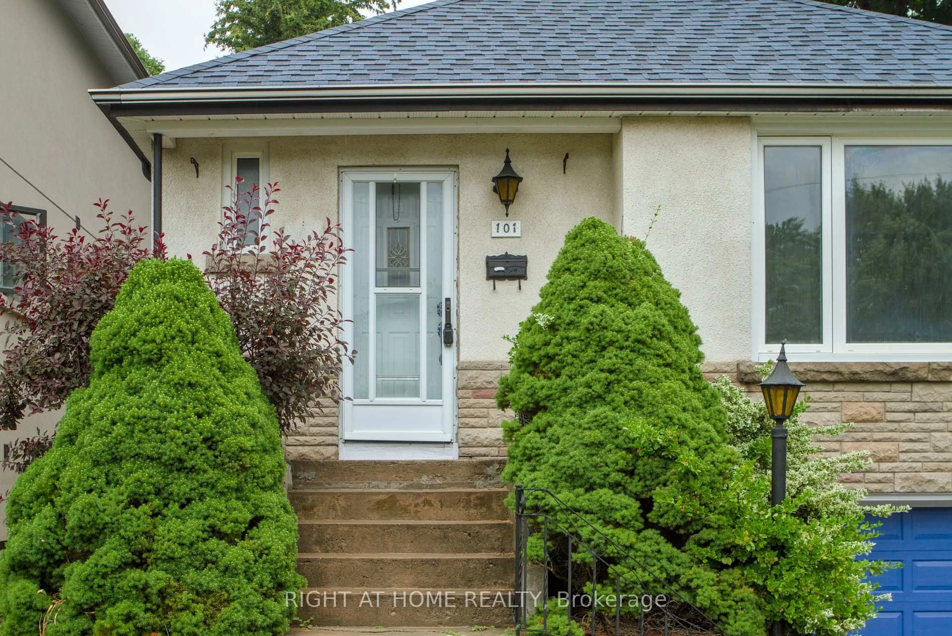 Home with vinyl exterior material, street for 101 Eastville Ave, Toronto Ontario M1M 2N8