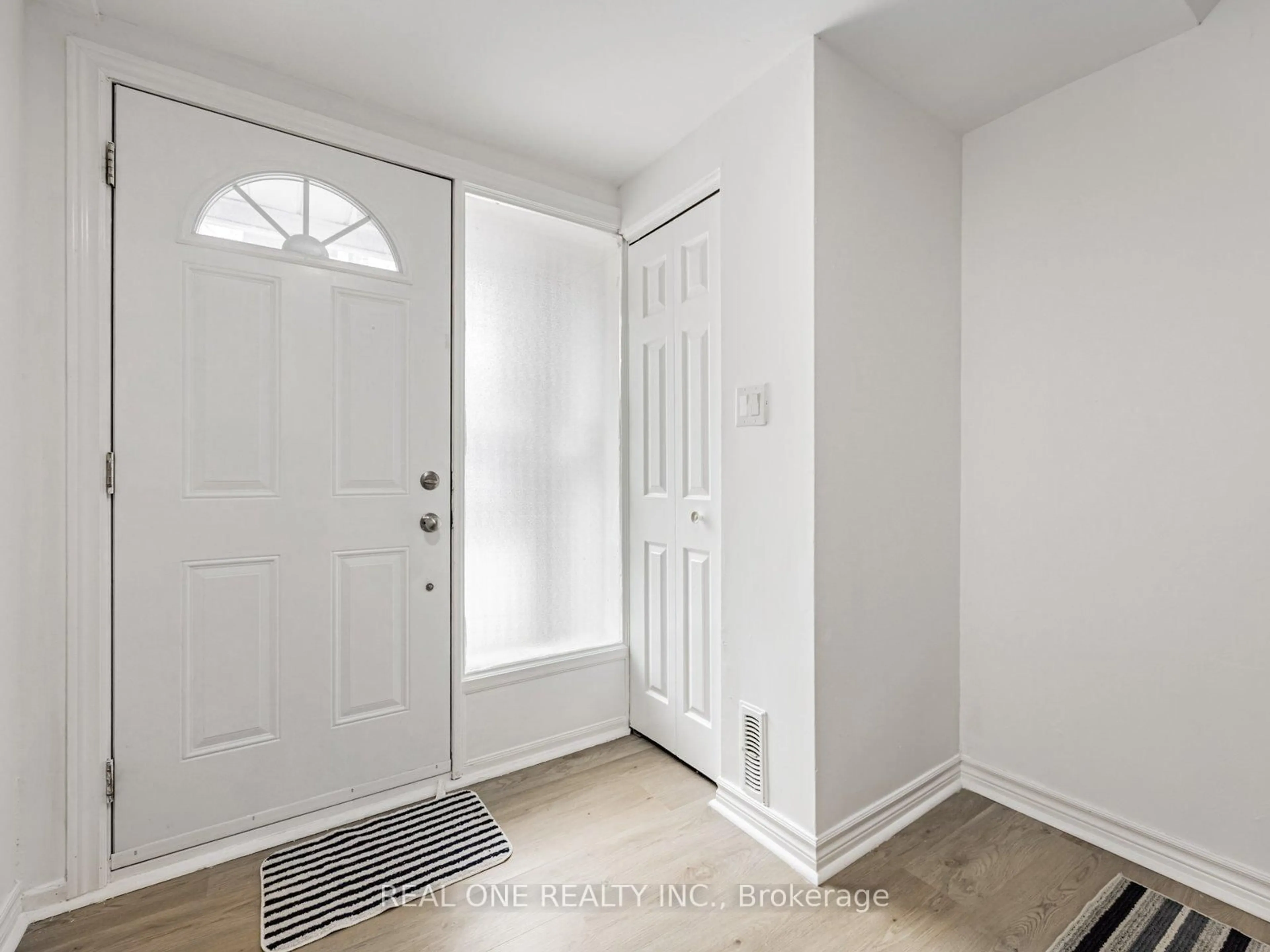 Indoor entryway for 146 Purpledusk Tr, Toronto Ontario M1E 4E1